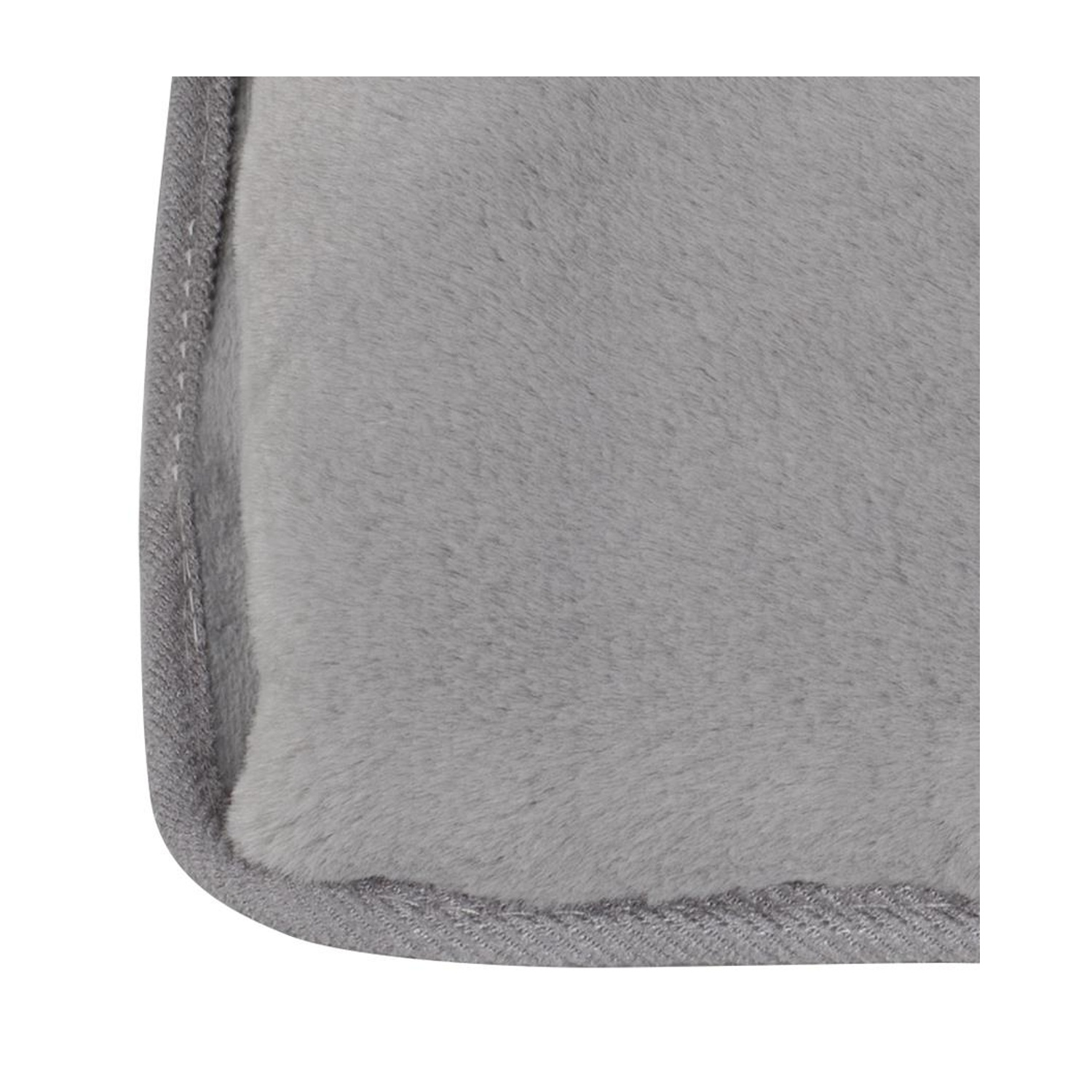 Tappeto grigio, peloso, rettangolare con bordo cucito.