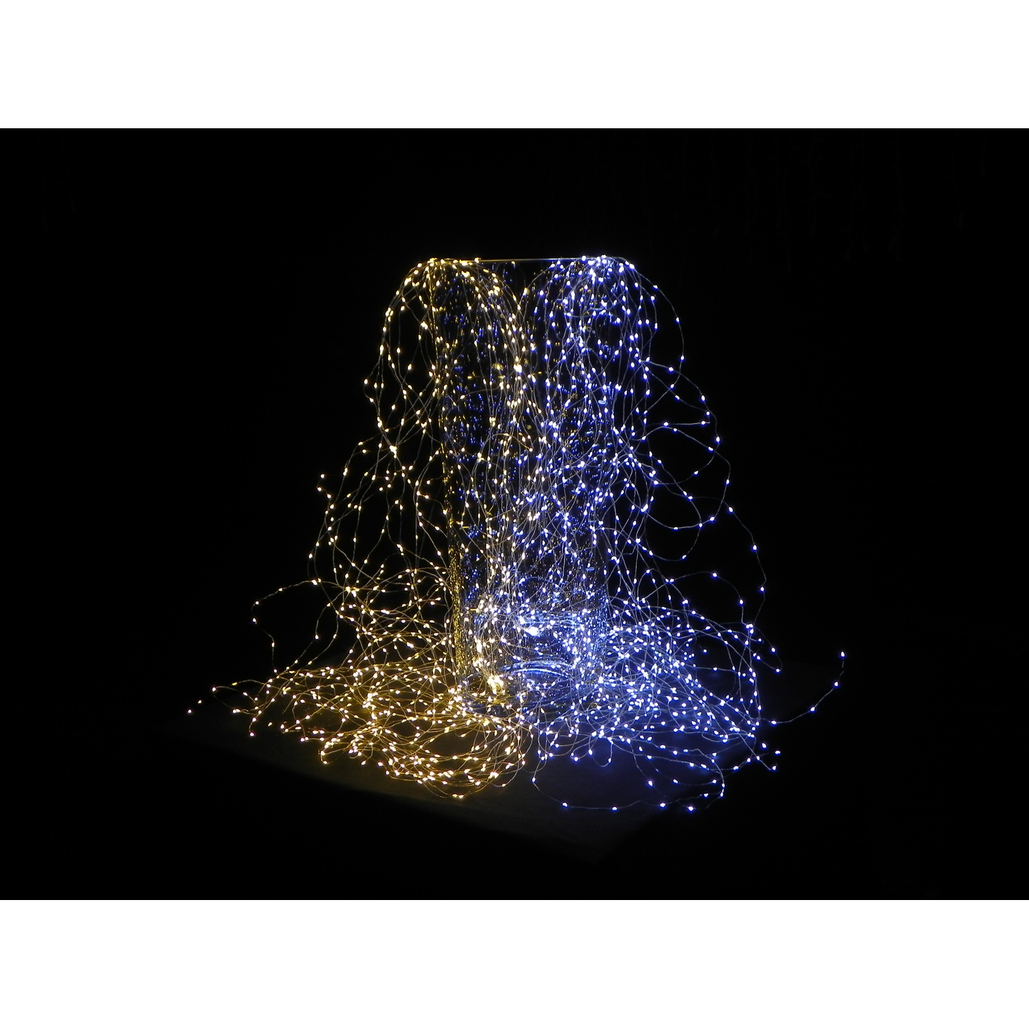Due fasci di luci a stringa LED, uno giallo e uno blu, su sfondo nero.