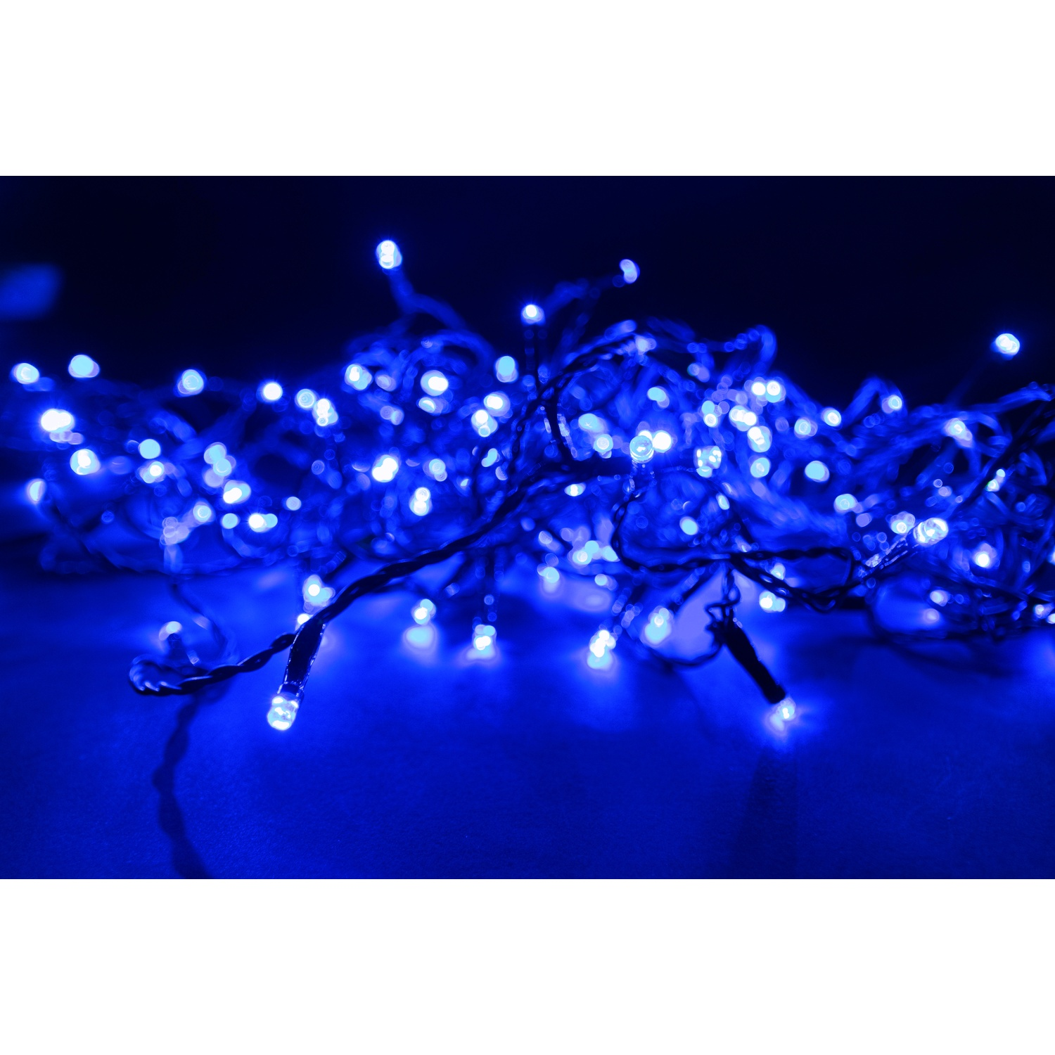 Filo di luci LED blu su sfondo blu scuro. Le luci sono luminose.
