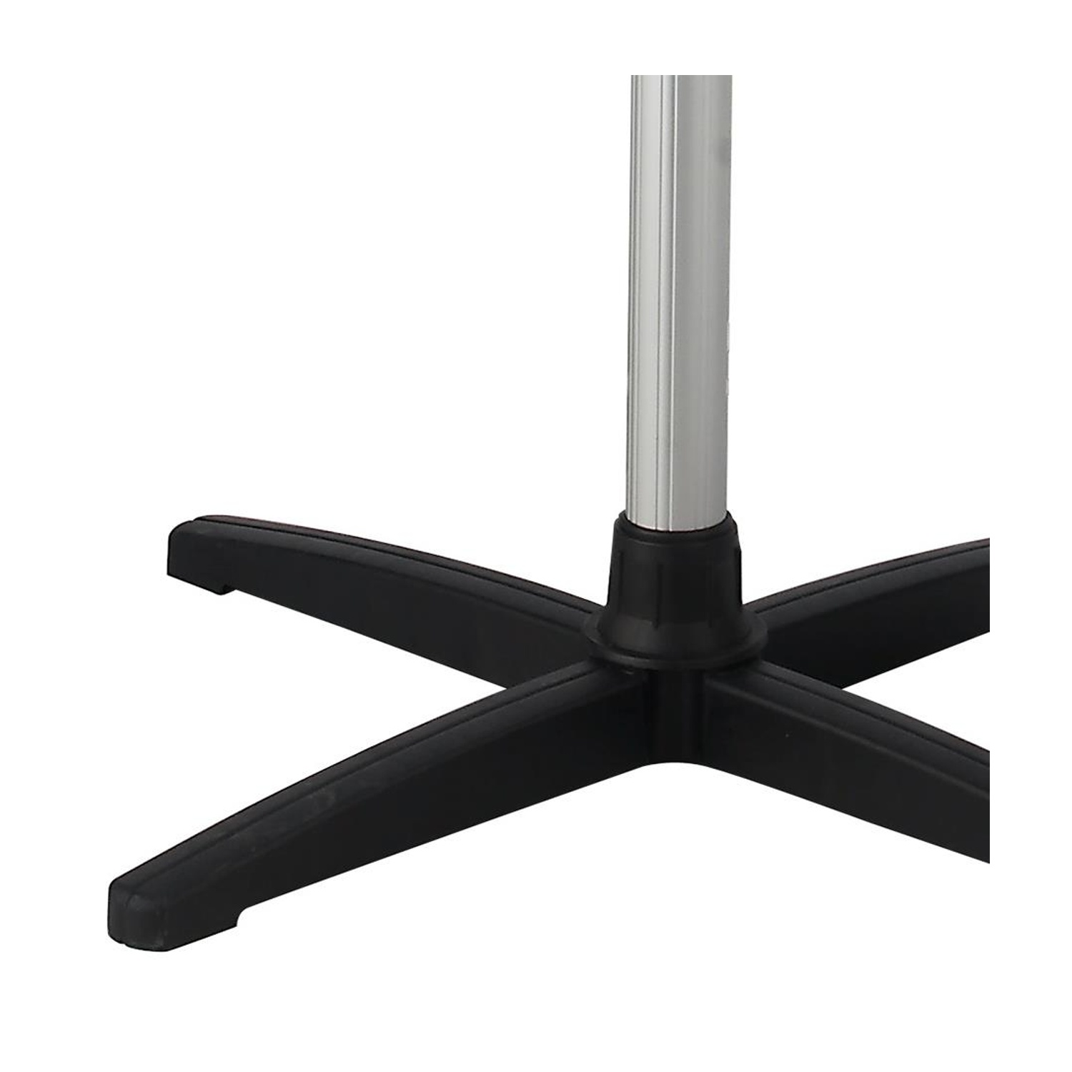 Base nera per ventola con quattro gambe. Sfondo bianco.