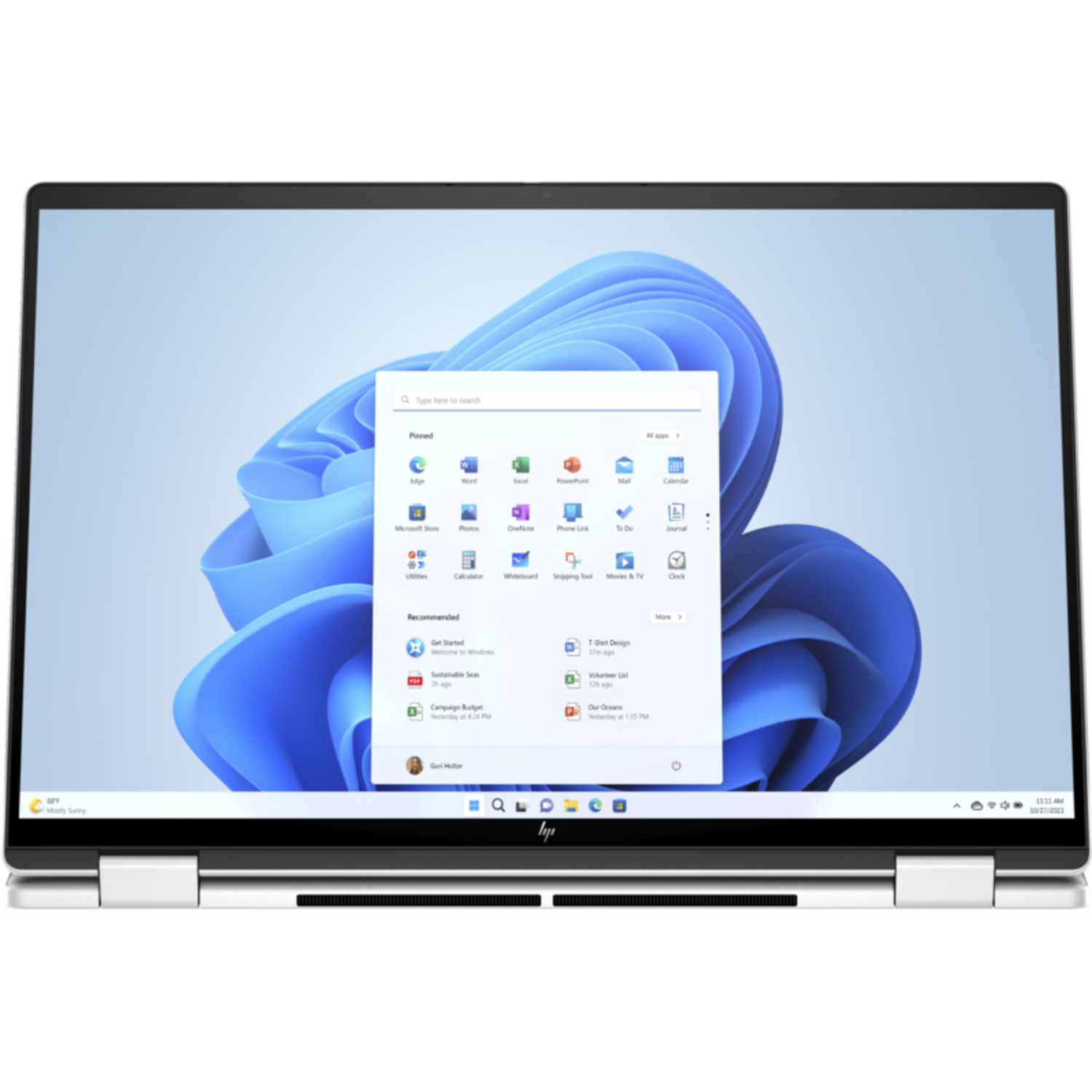 Een laptop is opengeklapt en toont het Windows 11-startscherm, op een wit oppervlak.