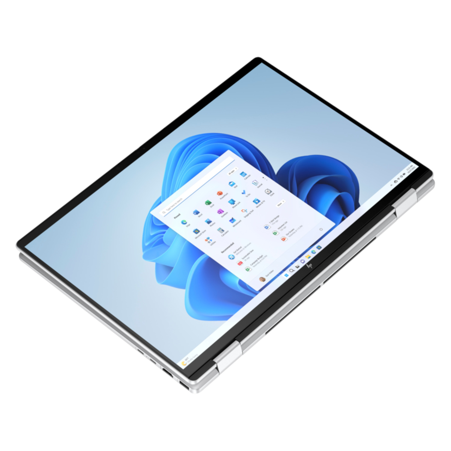 Een zilveren laptop is open en toont een Windows 11-interface. Het scherm staat schuin tegen een witte achtergrond.
