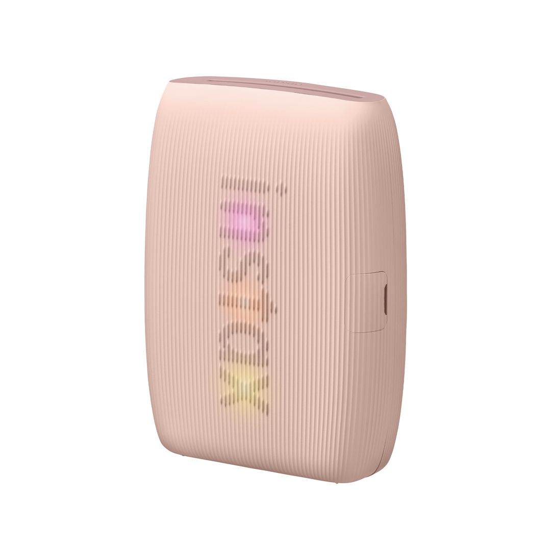 Instax logosu ve ışıklı bir ekranı olan pembe bir Instax kamerası.