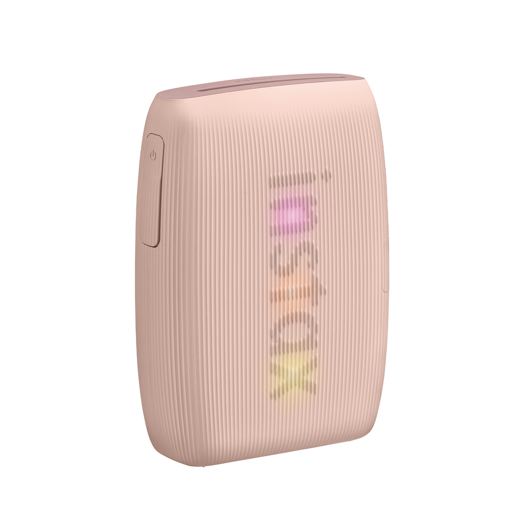 Ön tarafında aydınlatılmış Instax logosu olan açık pembe bir Instax kamera.