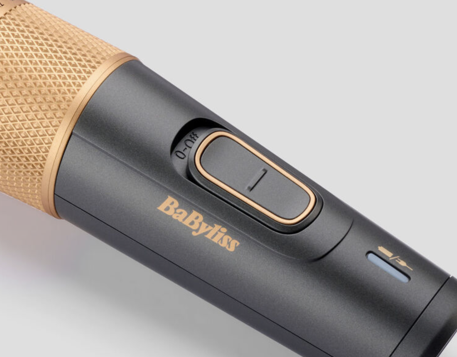 Nahaufnahme des Netzschalters und des Markennamens eines Babyliss Haarschneiders.