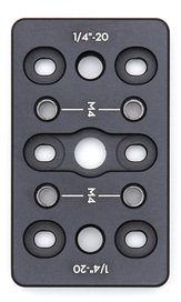 Plaque métallique noire avec trous et marquages. Texte 1/4"-20 et M4.