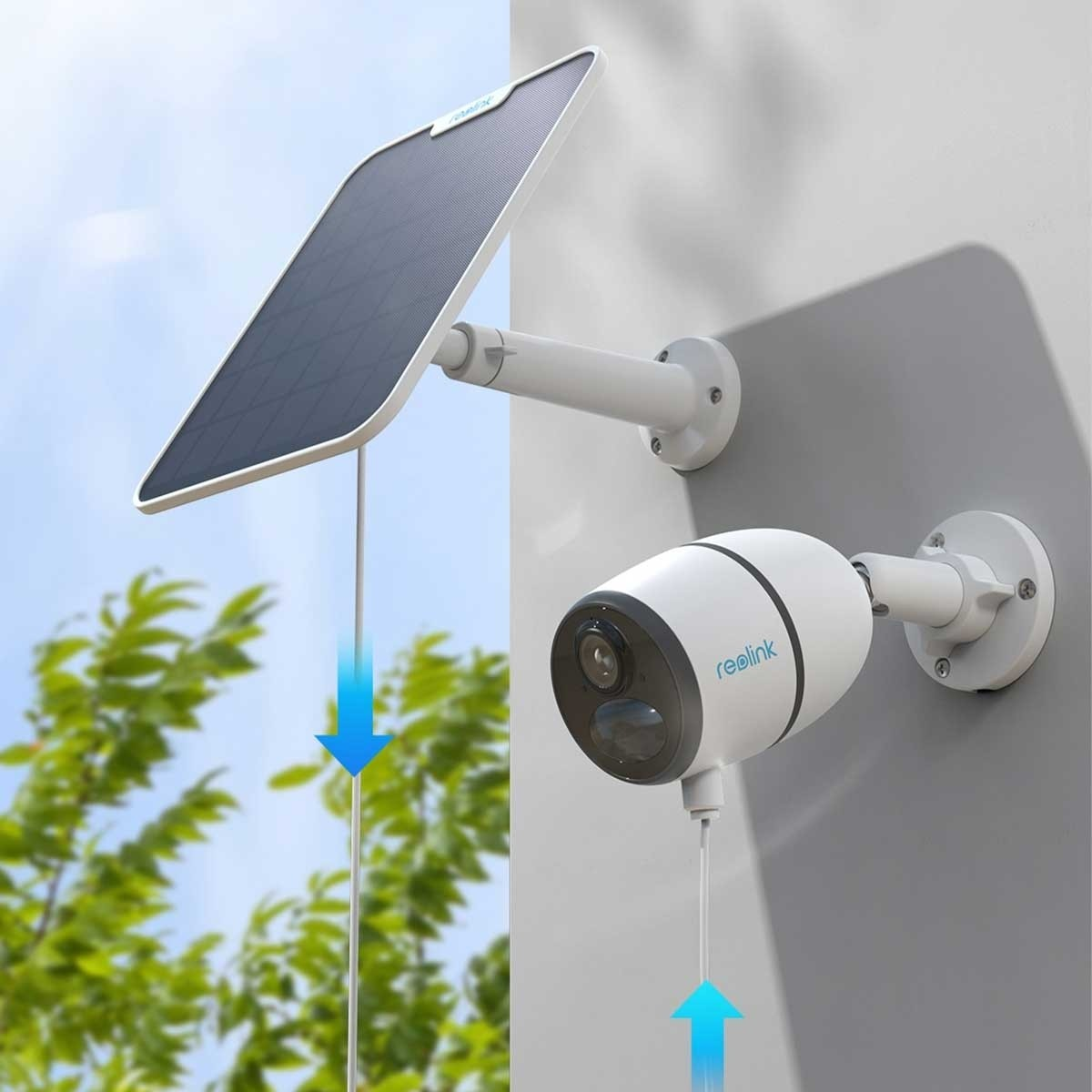 Une caméra de sécurité blanche avec un panneau solaire monté sur un mur clair.