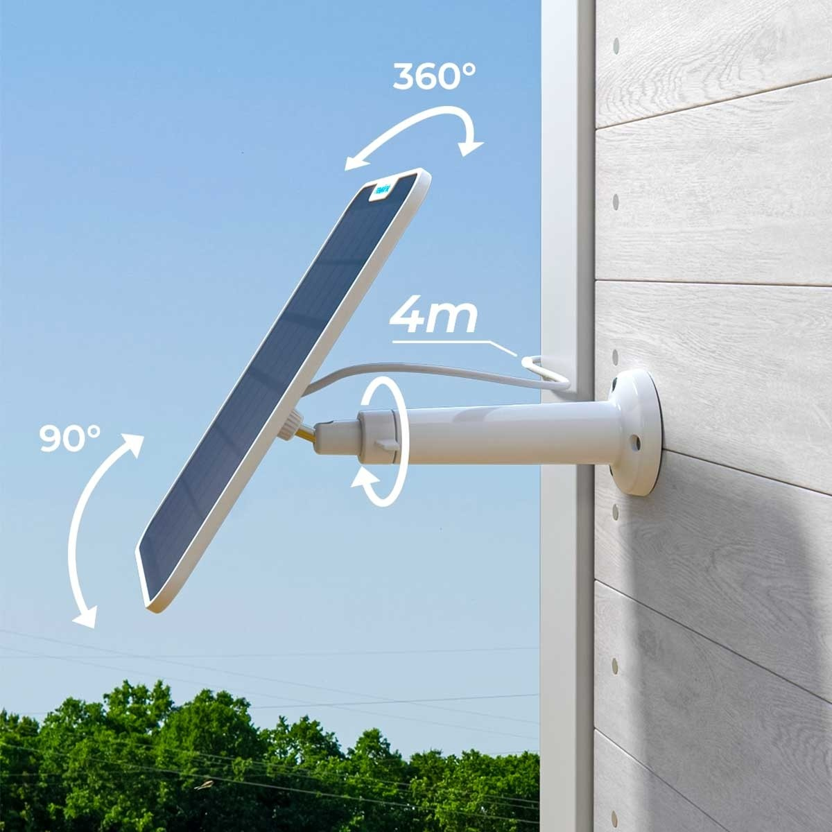 Un panneau solaire sur un poteau blanc fixé à un mur en bois. Des flèches indiquent la rotation.