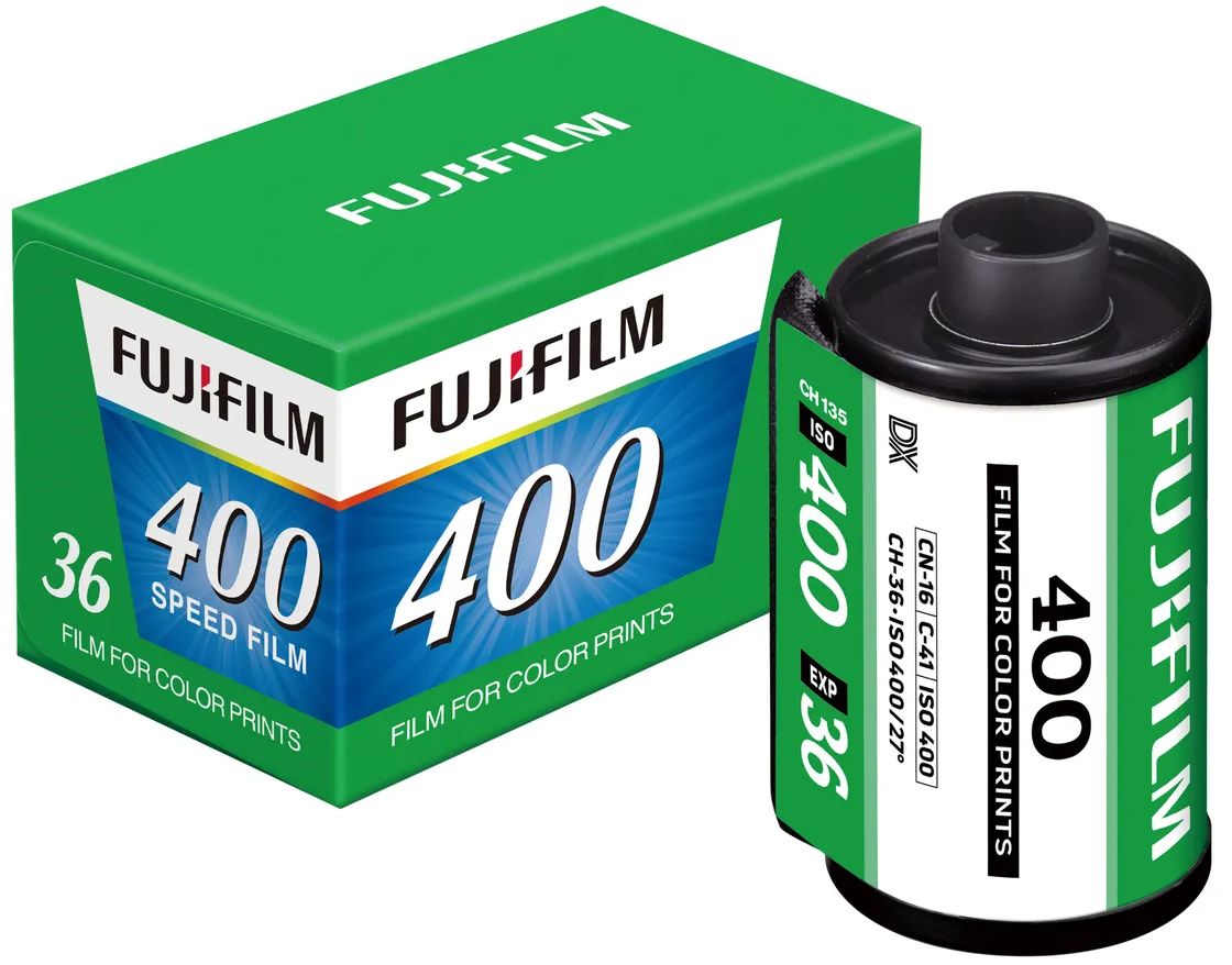 Eine Fujifilm 400 Filmbox und eine Filmrolle. Grüne Box, Filmrolle ist grün und weiß.