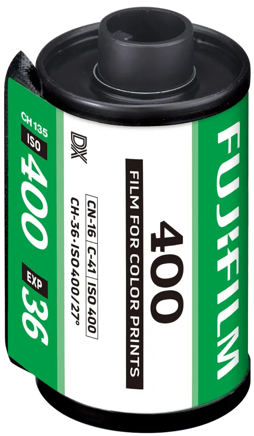 Eine Filmrolle mit grün-weißem Etikett. Aufschrift Fujifilm 400, mit schwarzem Deckel und Zylinder.