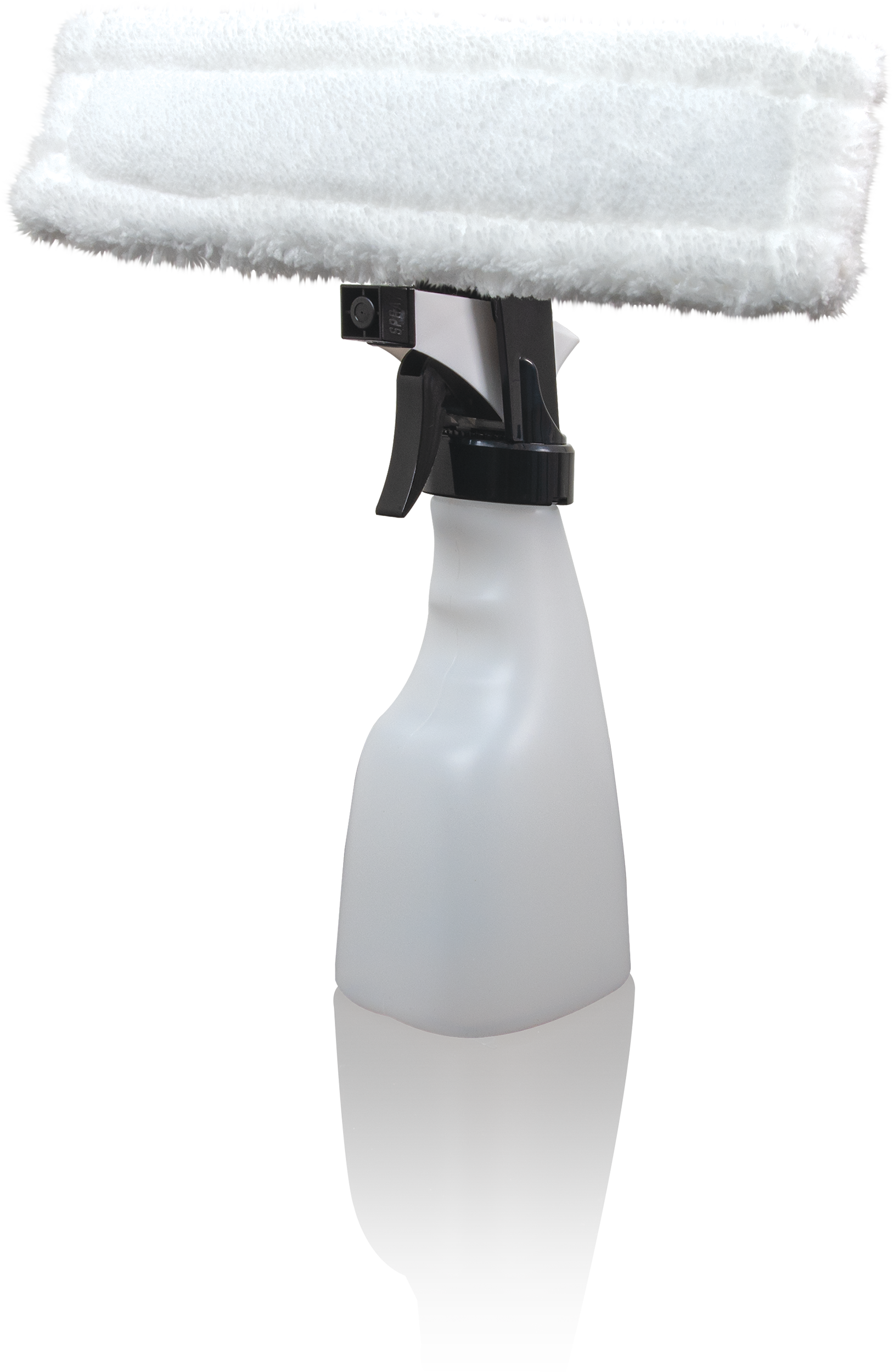 Fehér-fekete spray palack tisztító párnával, fekete háttér előtt.