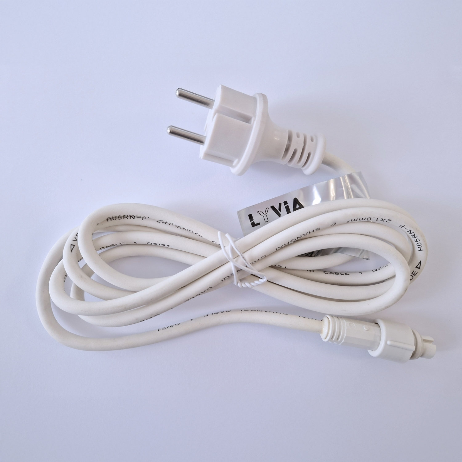 Un cavo di alimentazione bianco con spina europea e connettore, 'LYVIA'.