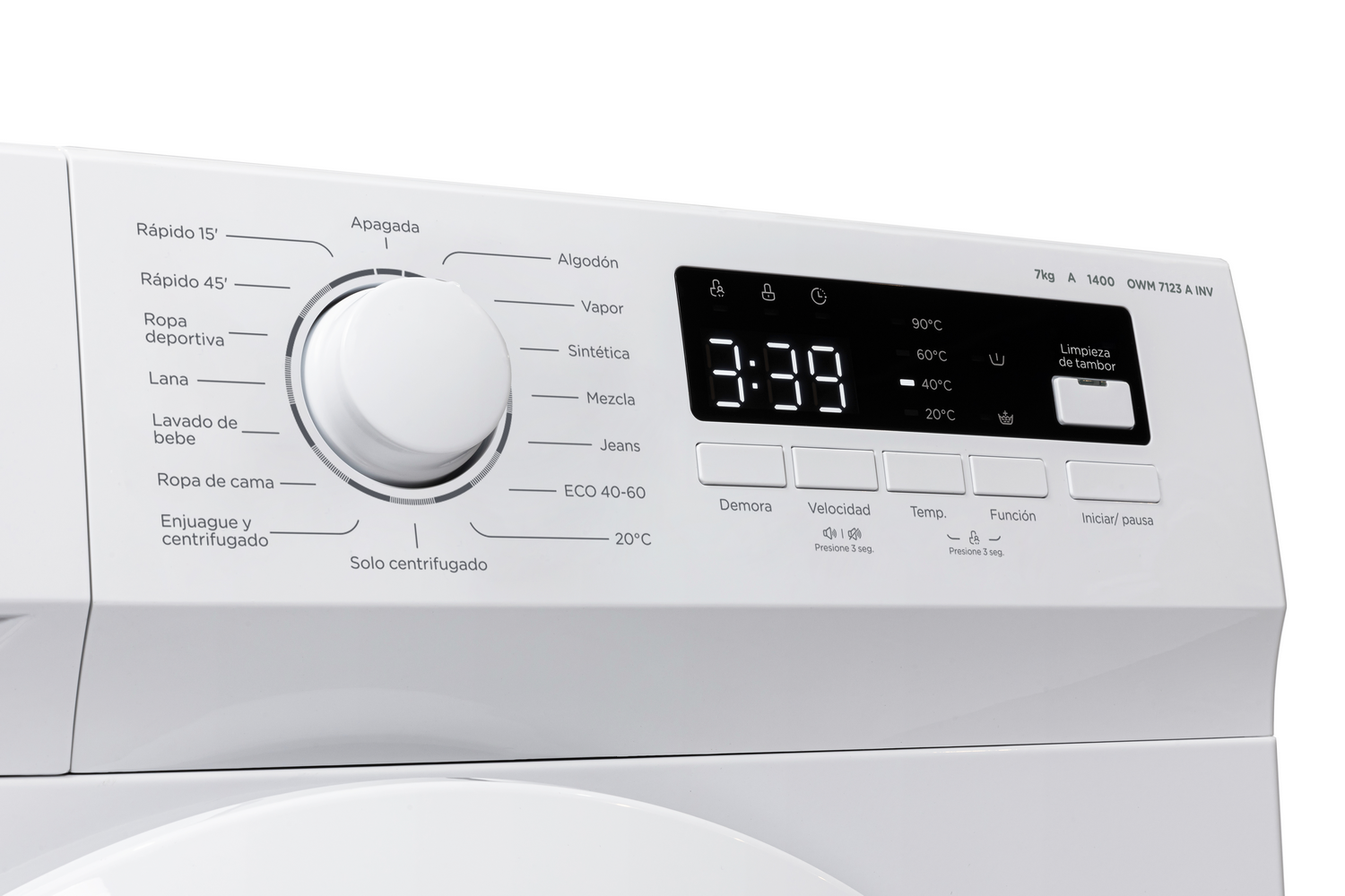 Primer plano del panel de control de una lavadora blanca. La pantalla digital muestra la hora.
