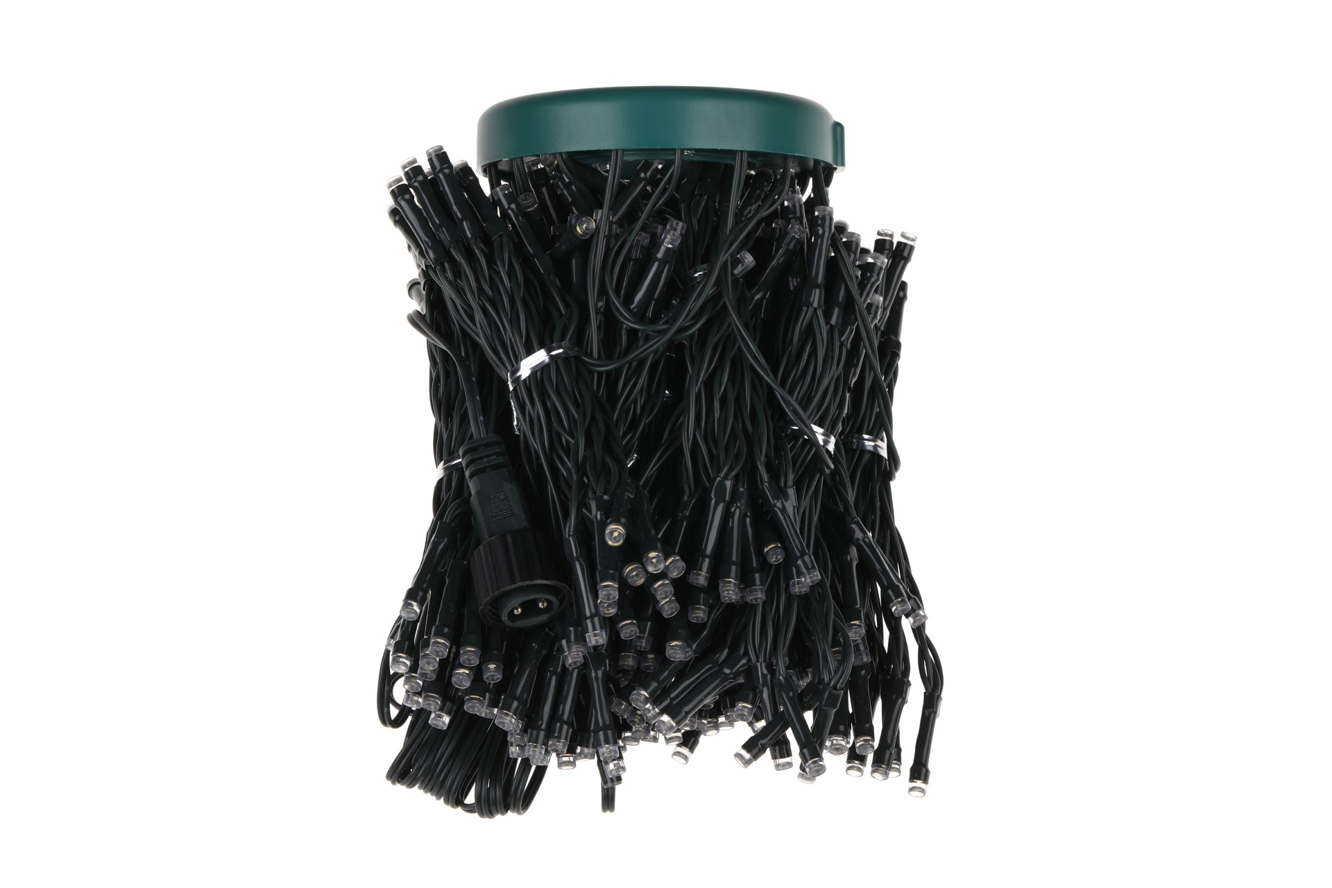 Cadena de luces navideñas envuelta, con tapa verde y enchufe negro, sobre fondo blanco.