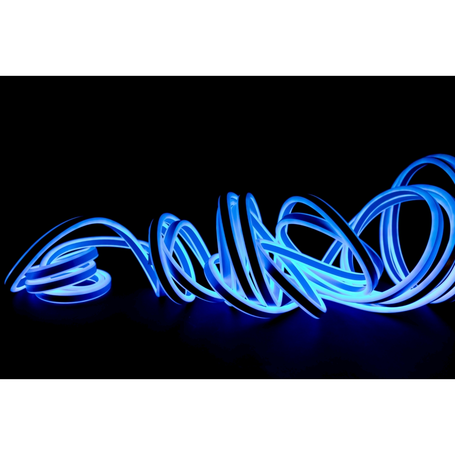 Striscia luminosa al neon blu, avvolta e curva su sfondo nero. Luminosa.
