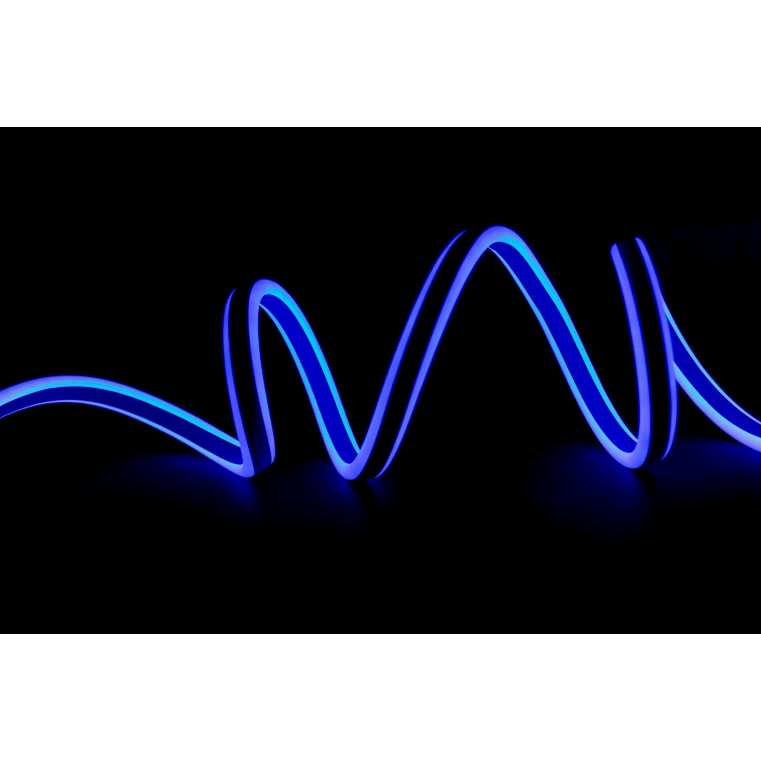 Una striscia di luce al neon blu è avvolta su uno sfondo nero, creando un motivo curvo e fluido.