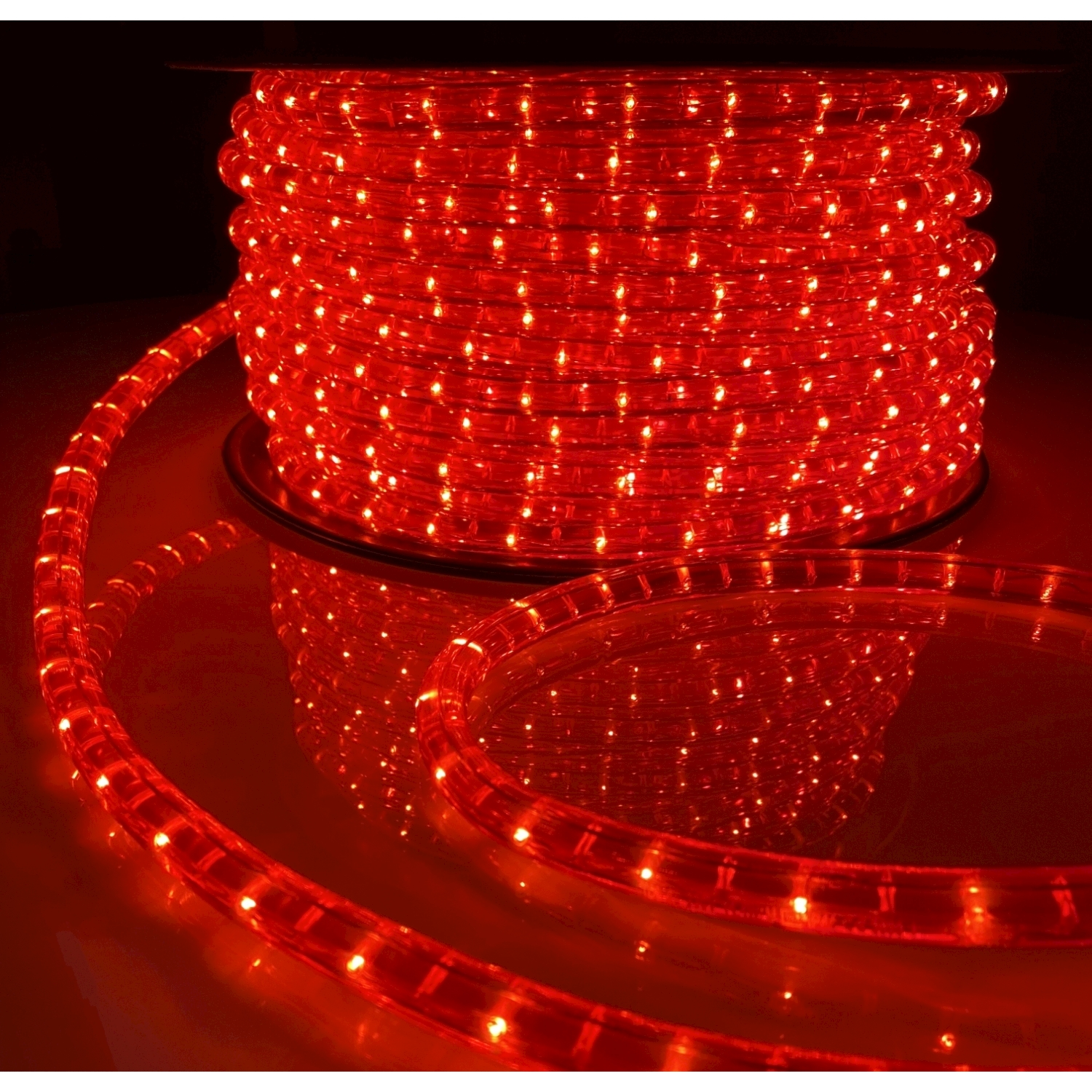 Un diagramma che mostra la disposizione delle stringhe luminose con dimensioni e una spina.