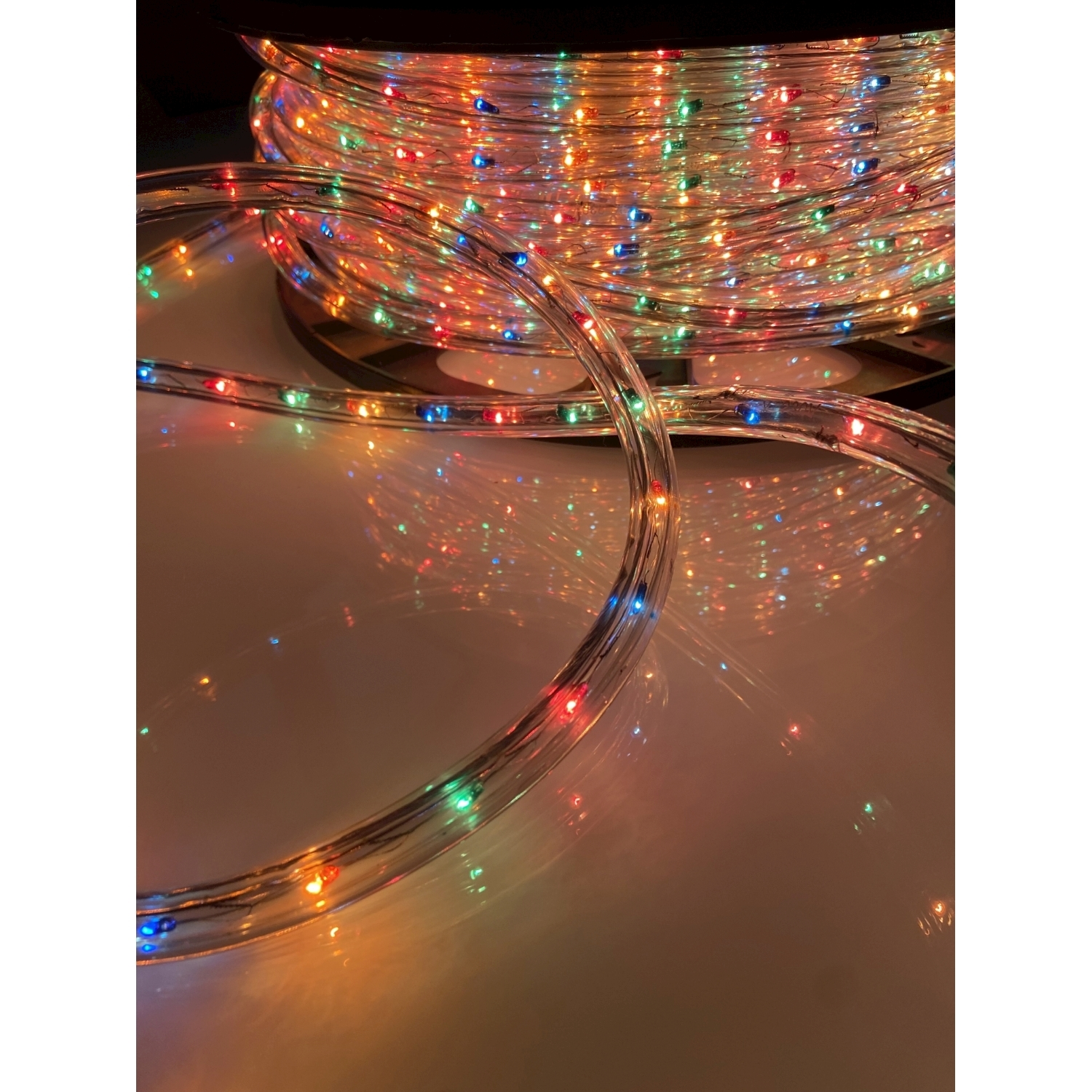 Primo piano di una corda arrotolata di luci natalizie multicolore.