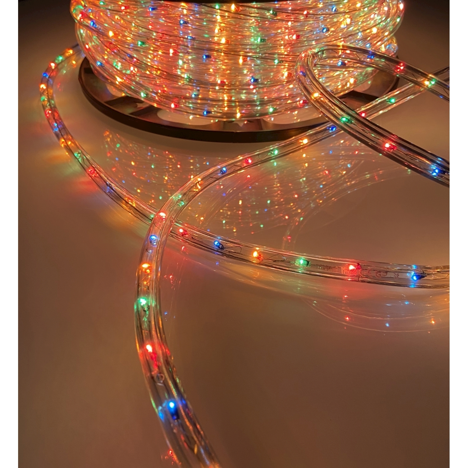 Una bobina di strisce luminose LED multicolore è mostrata da vicino.