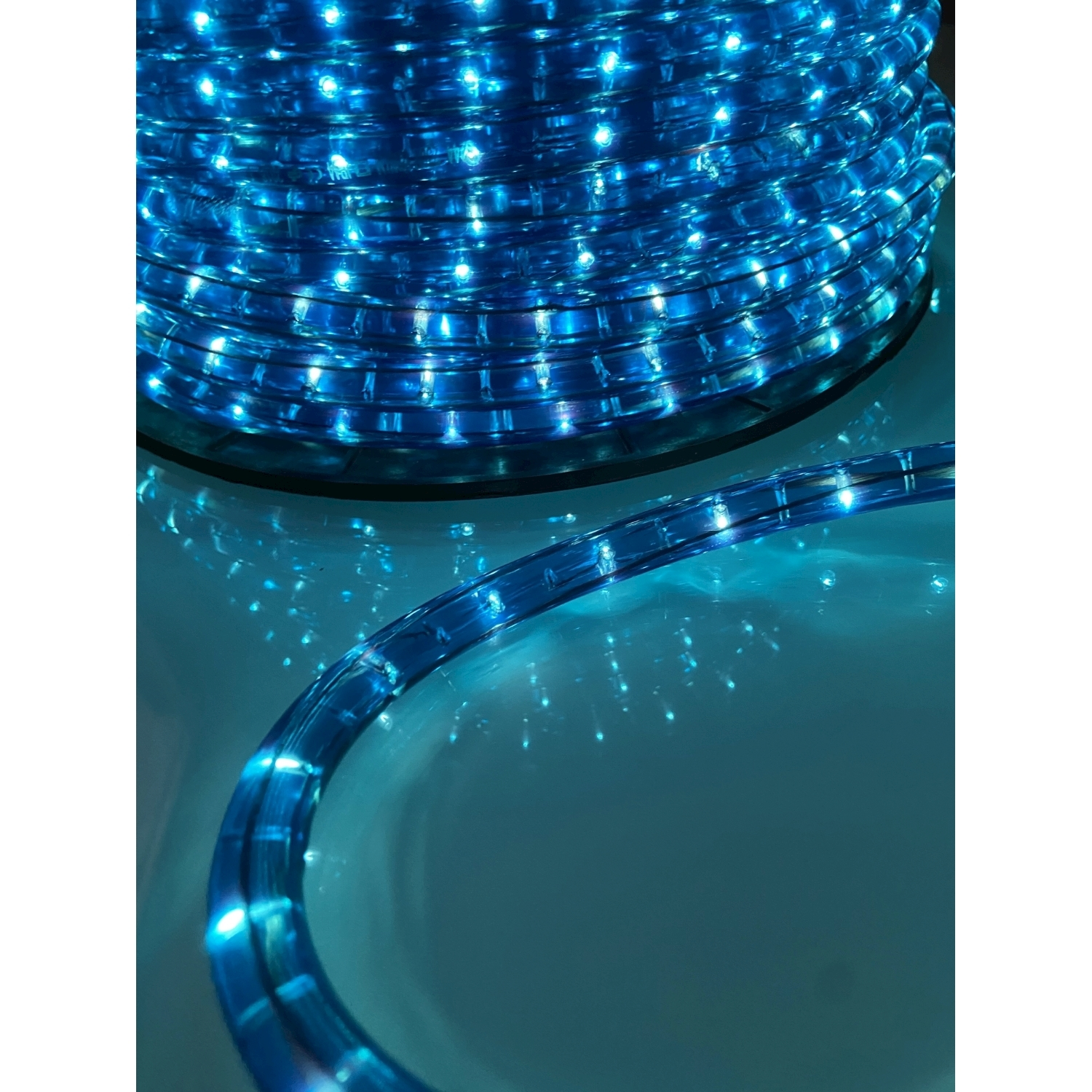 Una striscia LED blu arrotolata con una parte srotolata.