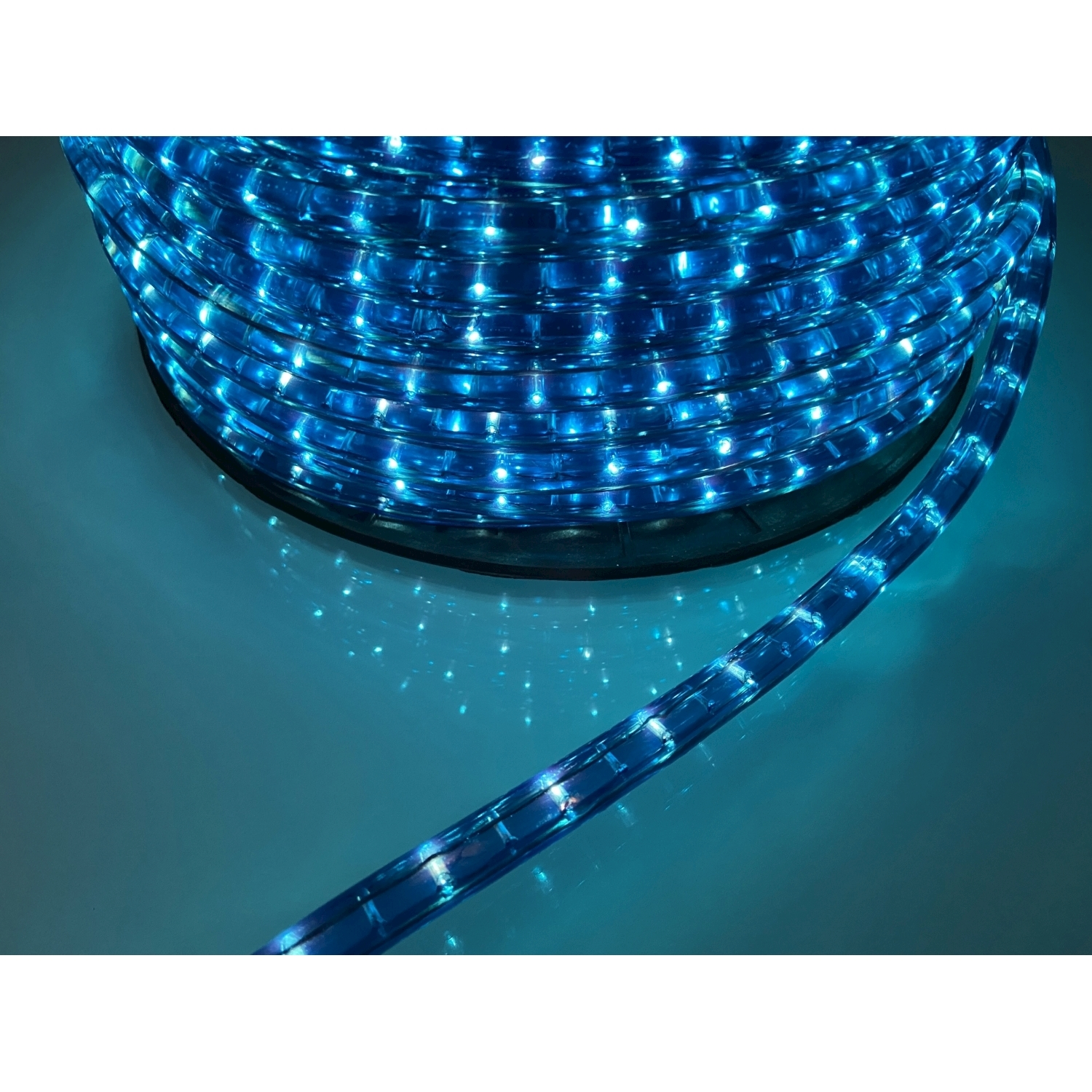 Primo piano di una striscia LED blu arrotolata, che emette luce brillante.