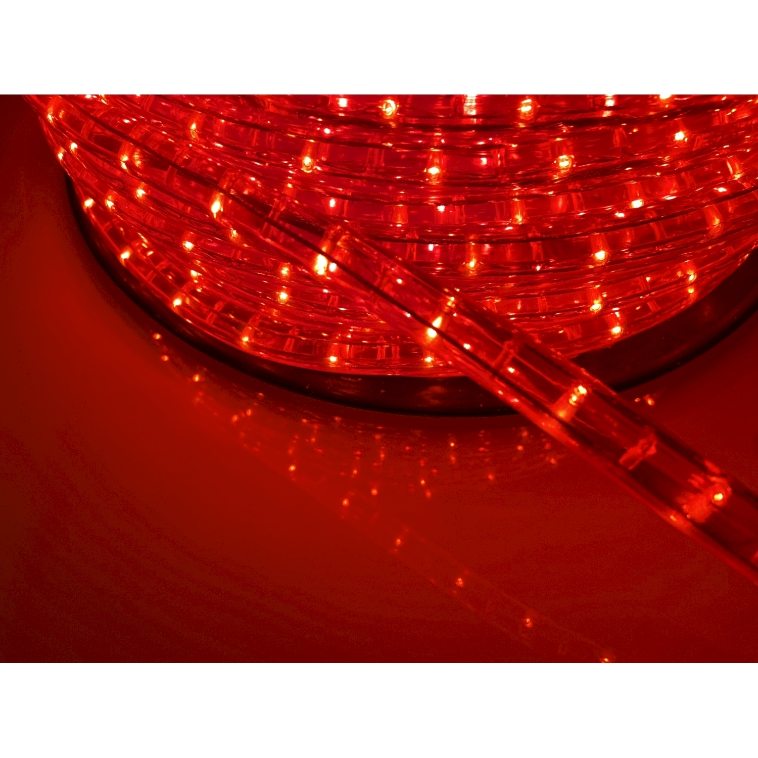 Striscia luminosa a LED rossa arrotolata. Primo piano che mostra il bagliore rosso e le singole luci.