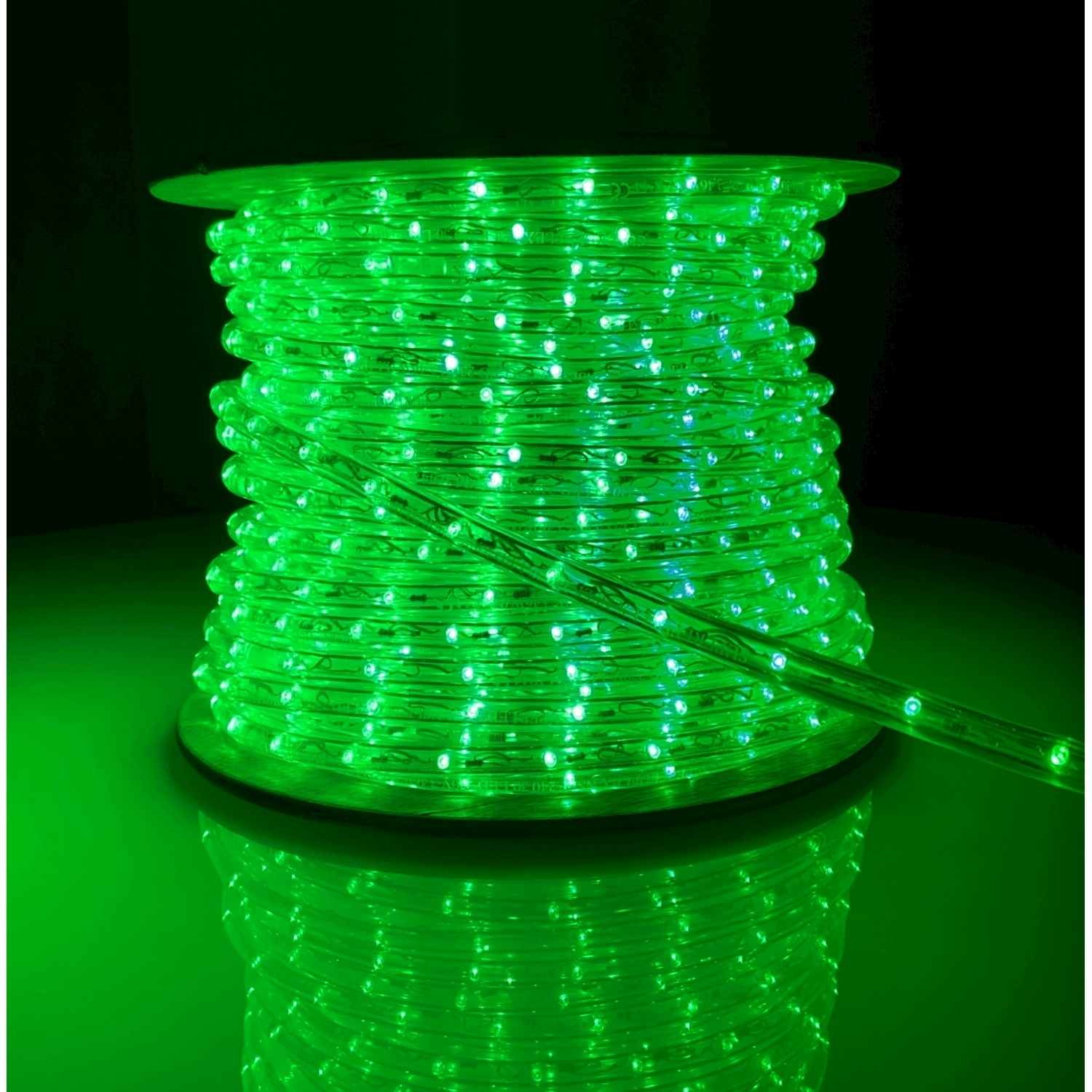 Strisce luminose a LED verdi su una bobina, con un riflesso sulla superficie verde.
