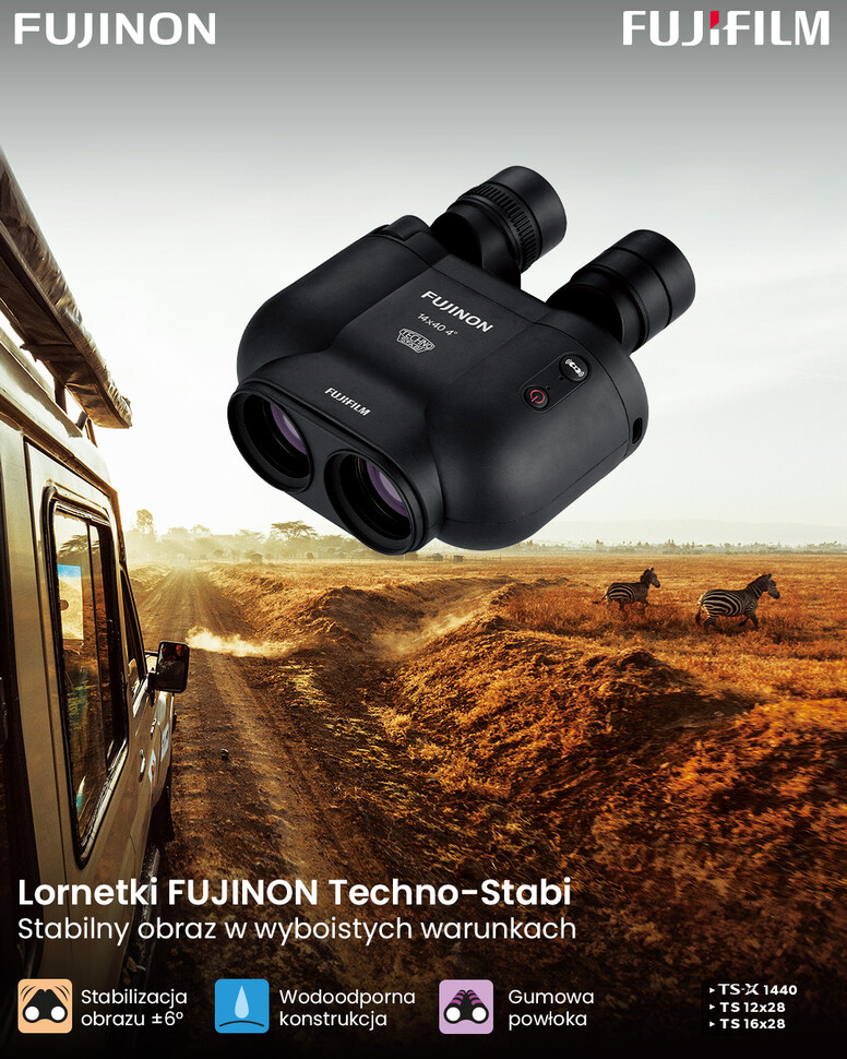 Czarna lornetka z widokiem na drogę i zebry. Widoczne logo FujiFilm.