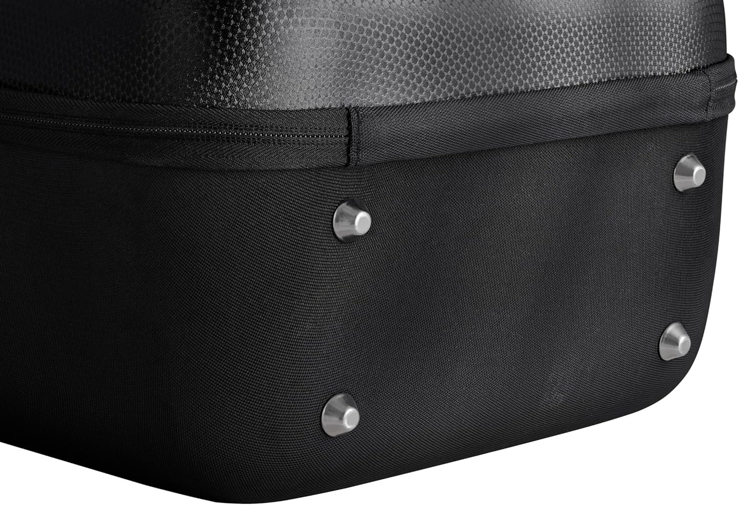 Czarny róg walizki z metalowymi nóżkami. Górna część ma teksturowany wzór.