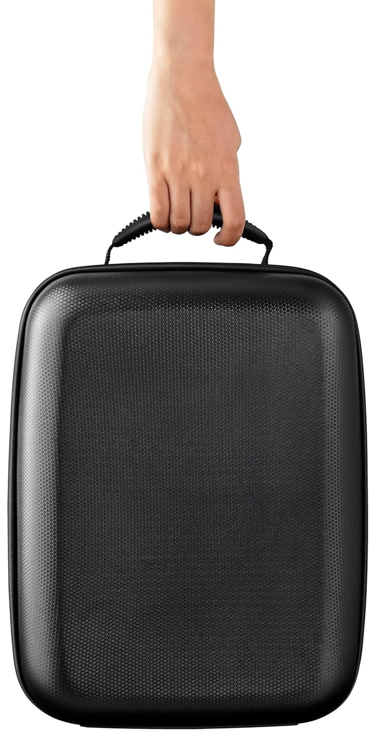 Dłoń trzymająca czarną walizkę, wyizolowaną na białym tle. Walizka ma teksturowaną powierzchnię.