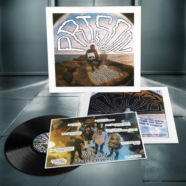 Albumcover mit Bandfoto und zwei Einlegern, schwarze Vinyl-Schallplatte.