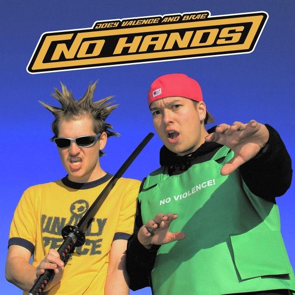 Zwei Männer auf blauem Hintergrund. Einer hält ein Schwert, der andere gestikuliert mit der Hand. Text: 'No Hands'.