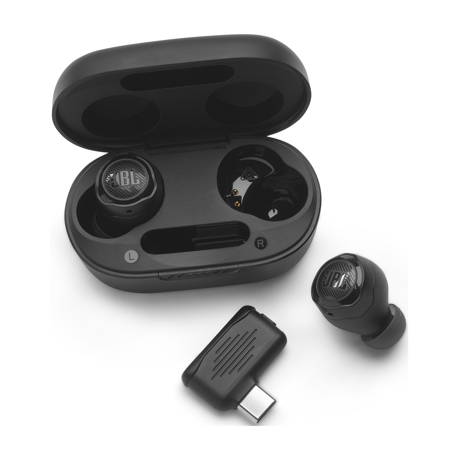 Auricolari neri con custodia di ricarica e adattatore USB-C, su una superficie bianca.