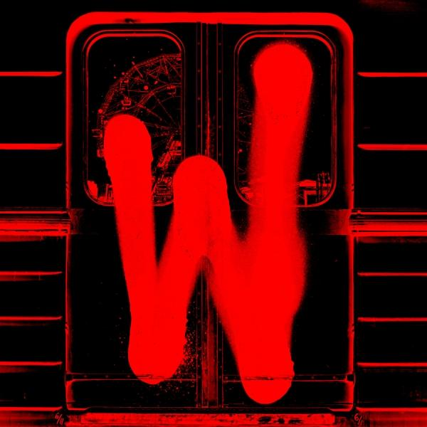 Rotes Graffiti 'W' auf roter Zugtür. Schwarzer Hintergrund.