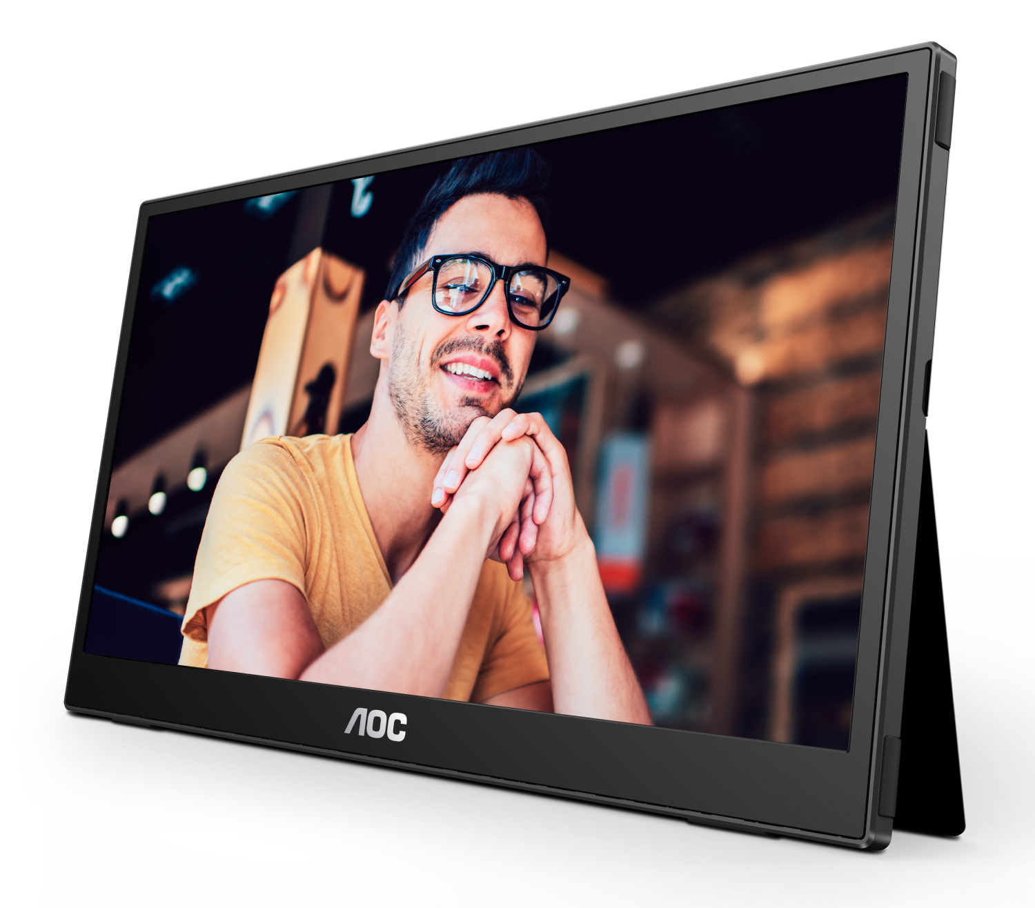 AOC-Monitor mit einem Mann auf dem Bildschirm. Er trägt eine Brille und lächelt.