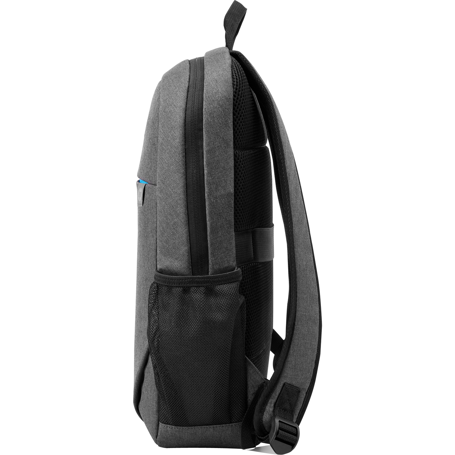 Sac à dos gris, vue latérale. Poche en filet noire et poche latérale visibles. Fond blanc.