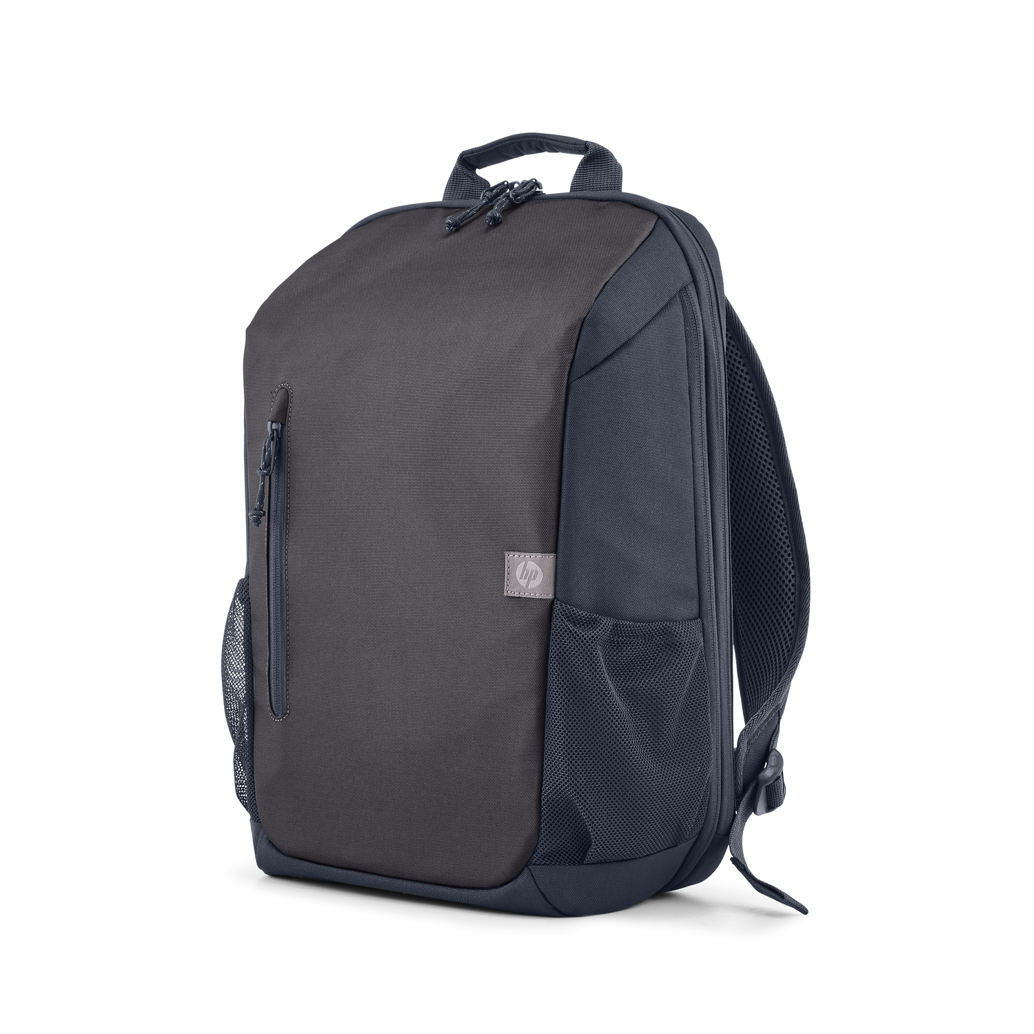 Un sac à dos gris foncé avec une poche et une poche latérale en filet, sur fond blanc.
