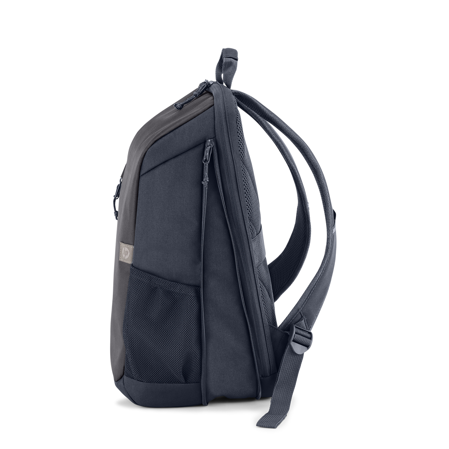 Sac à dos bleu marine, vue latérale. Comprend une poche latérale et des bretelles rembourrées. Fond blanc.
