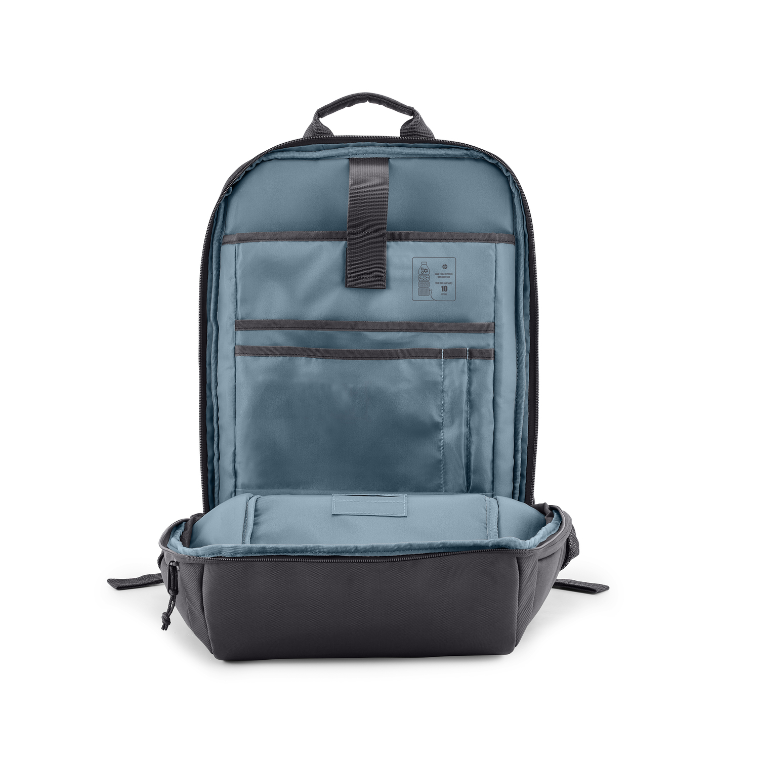 Sac à dos ouvert. Le compartiment principal est bleu. Plusieurs poches et sangles. Extérieur gris foncé.