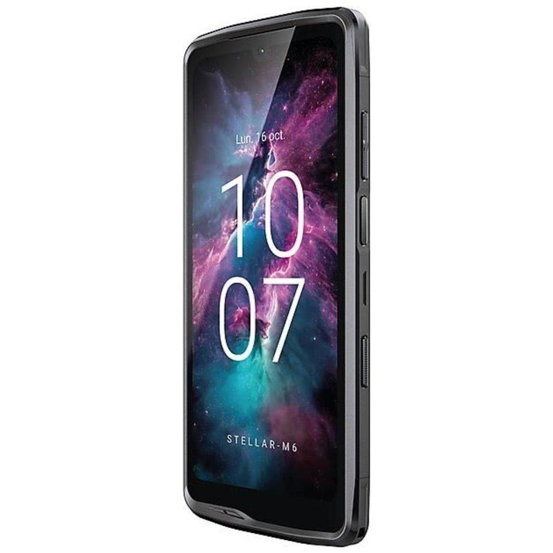 Un smartphone avec la date sur son écran.