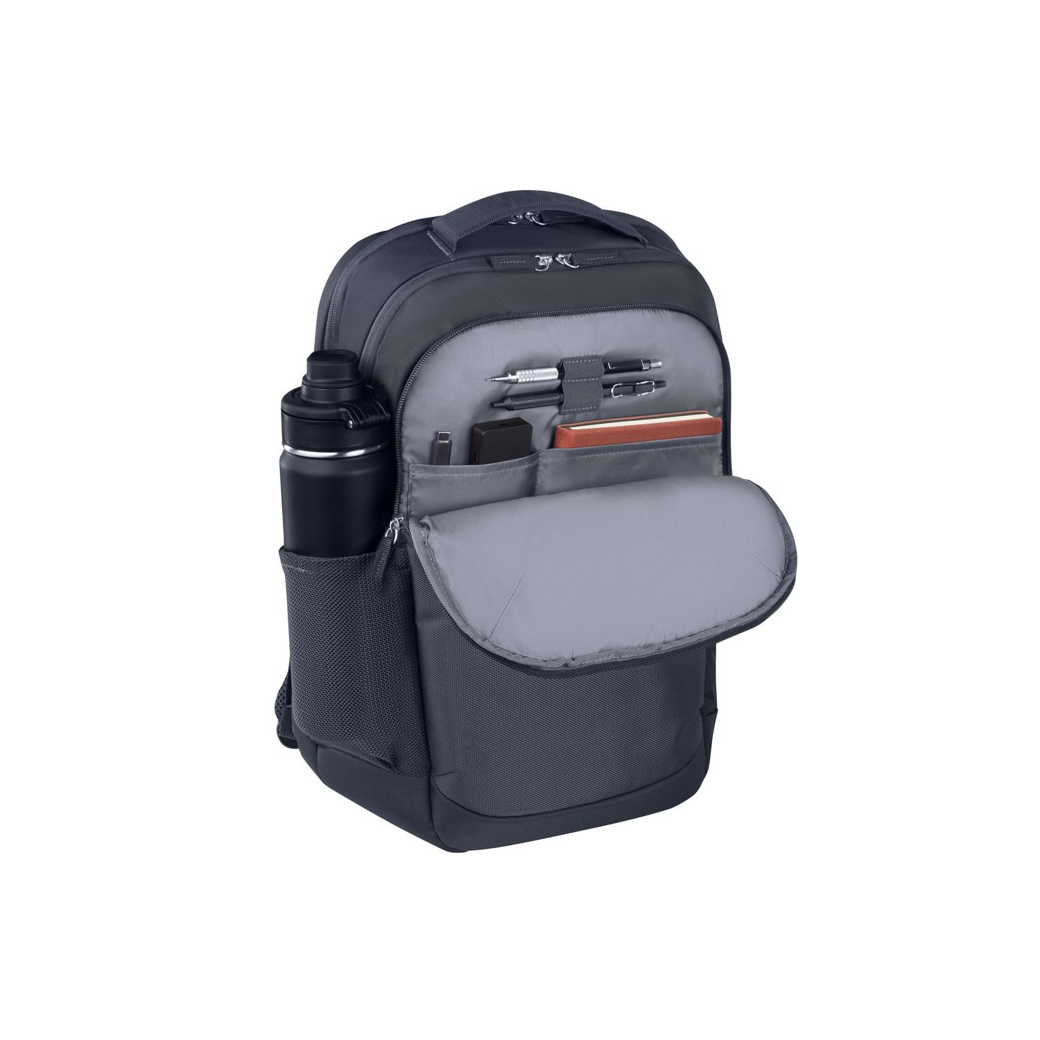 Un sac à dos gris avec une bouteille d'eau dans une poche latérale, partiellement ouvert avec contenu visible.