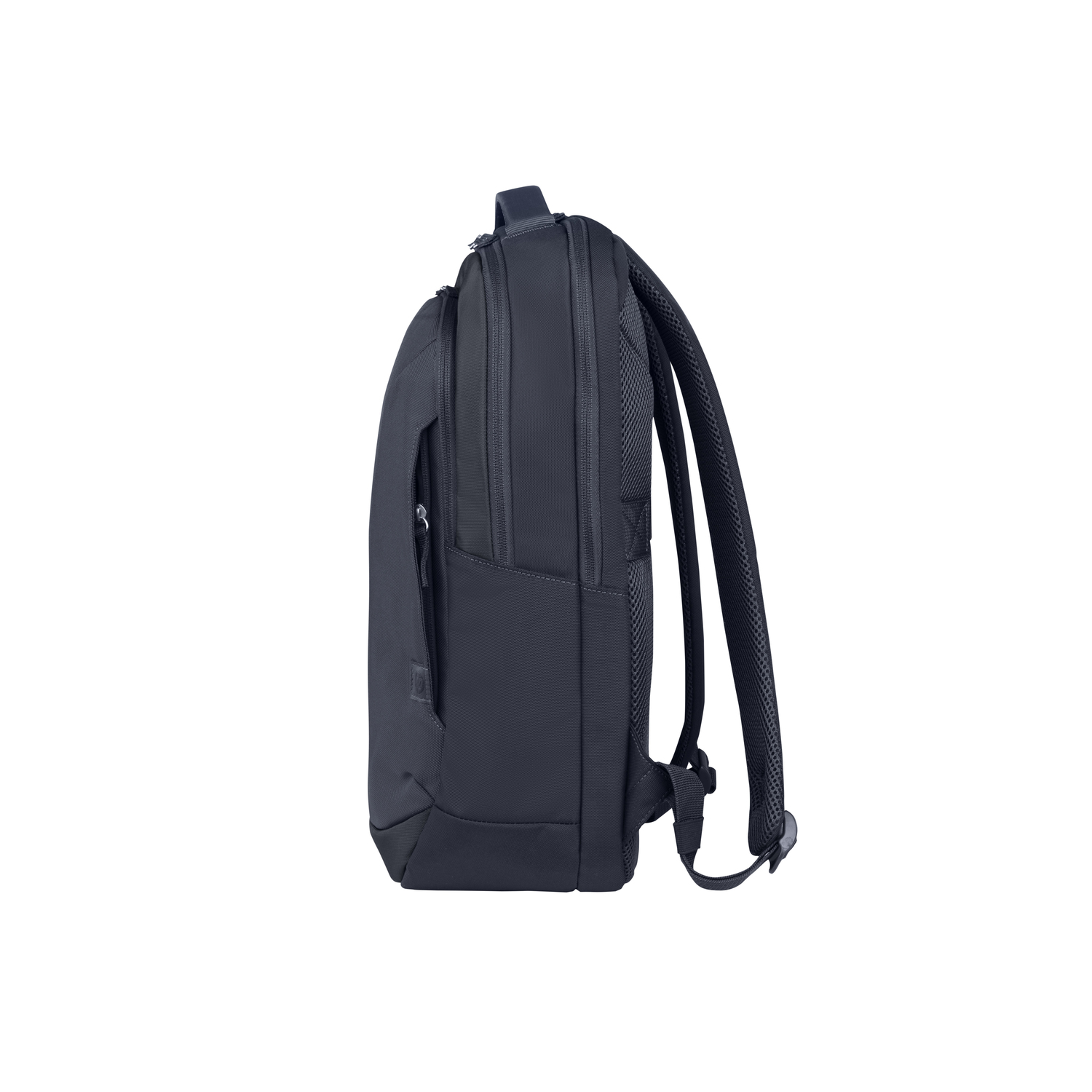 Sac à dos noir, vue latérale. Comporte une poche zippée et deux bretelles.