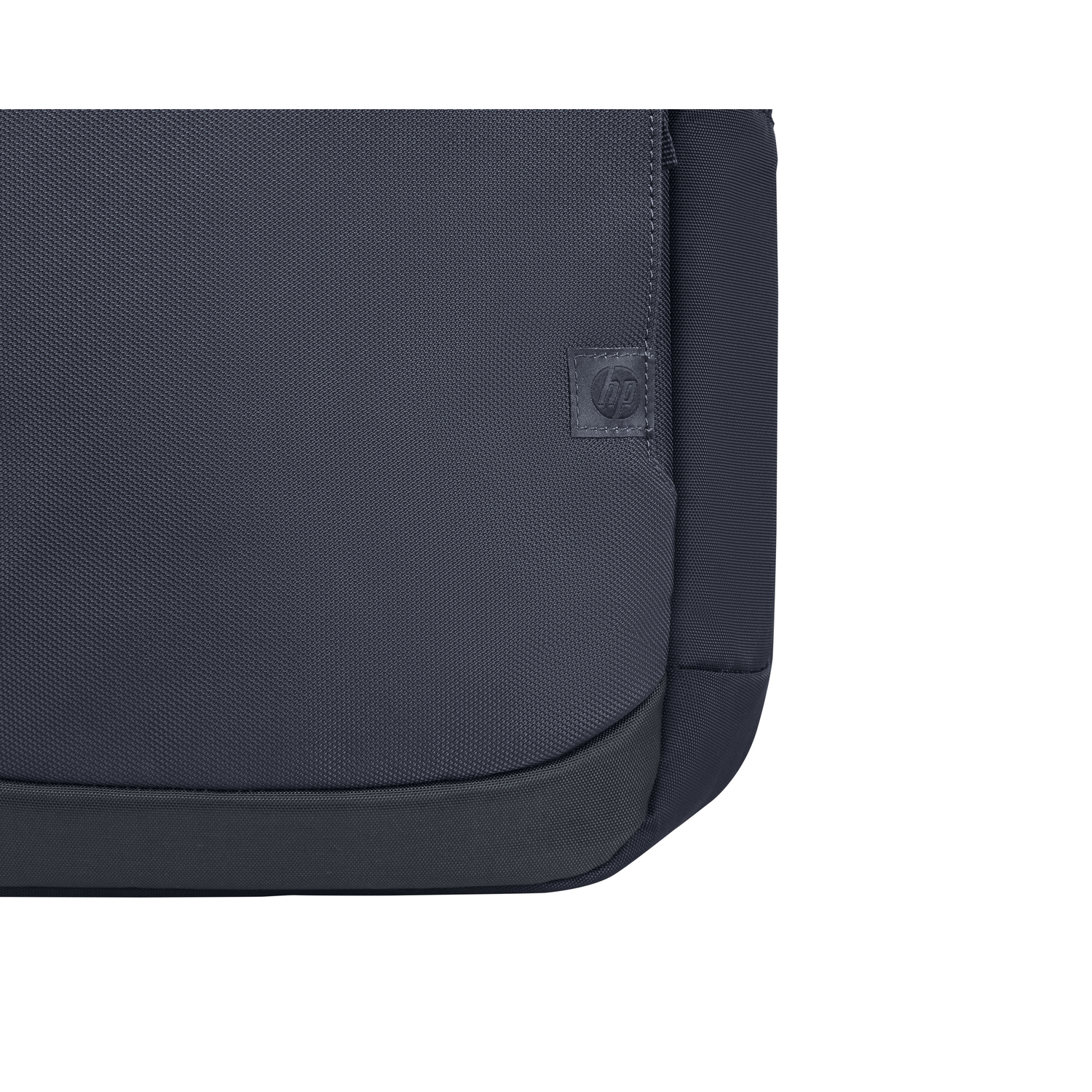 Gros plan d'un sac pour ordinateur portable bleu marine avec un écusson logo HP.