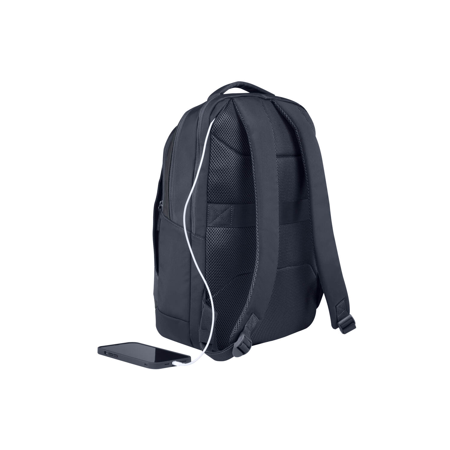Un sac à dos bleu marine, avec un câble blanc connecté à un smartphone. Fond blanc.