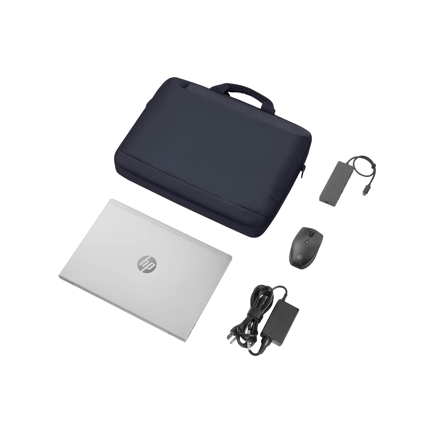 Laptop, tas, muis en twee opladers op een wit oppervlak.