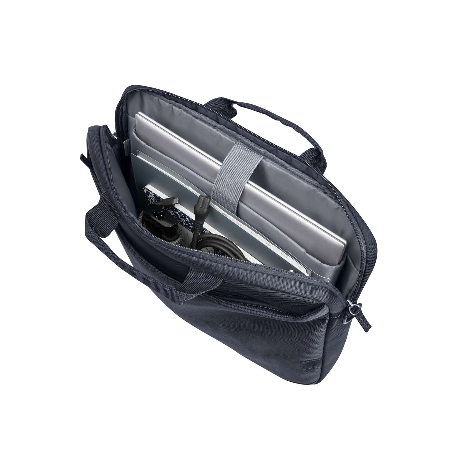 Open zwarte laptoptas, met laptops, kabels en andere accessoires.