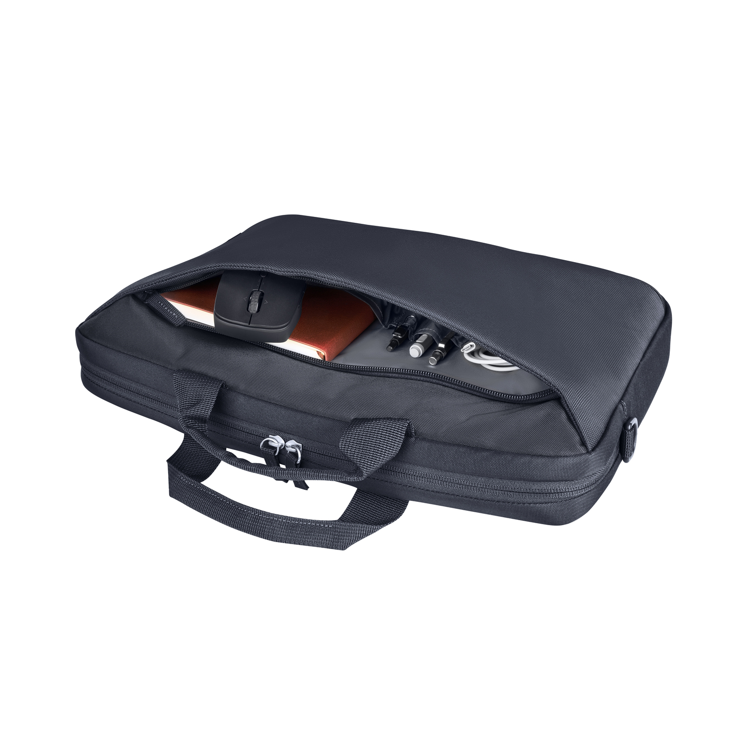 Zwarte laptoptas met een muis, notitieboek, pennen en kabels erin.