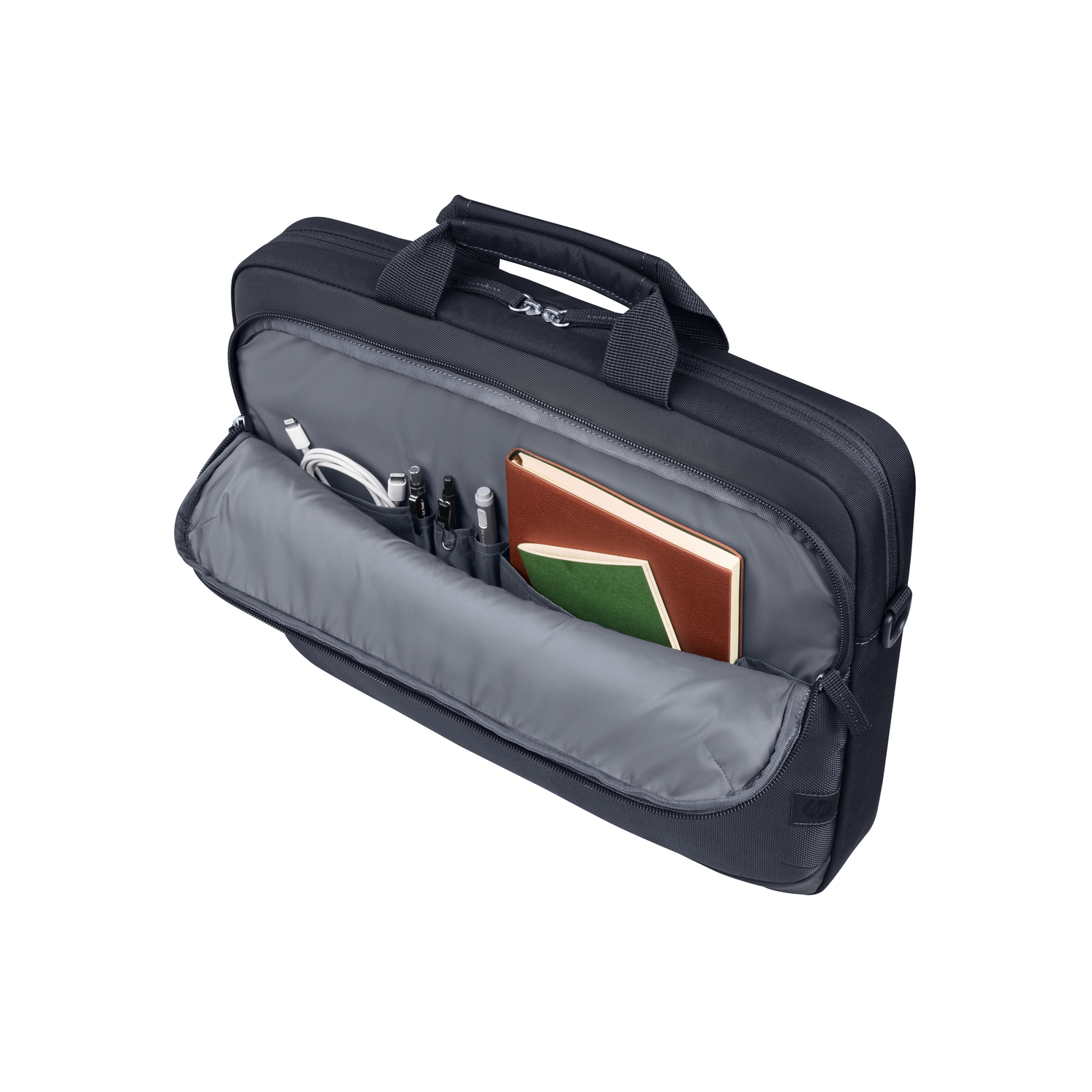 Zwarte laptoptas open met items, kabels, pennen.