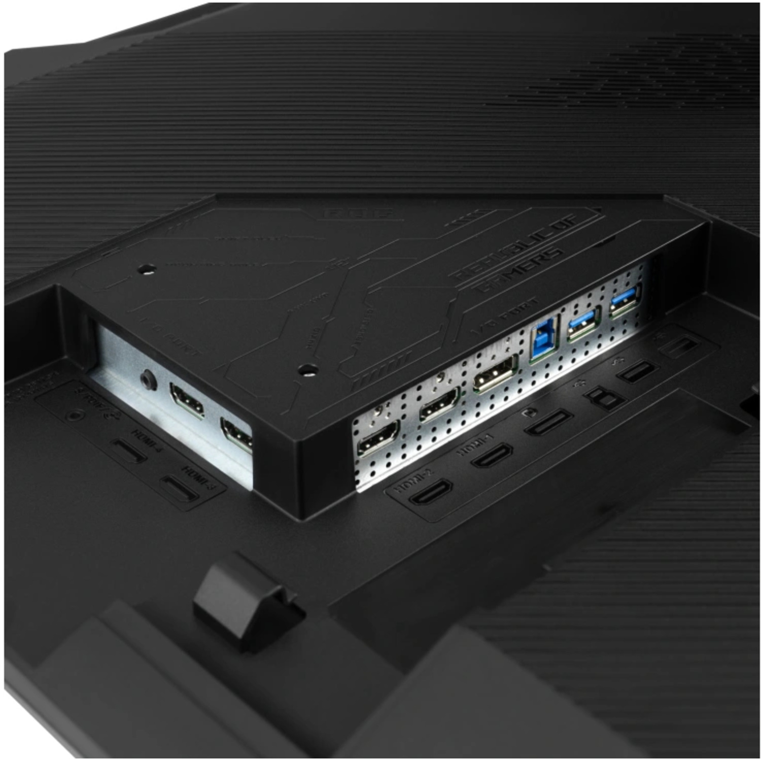 Achteraanzicht van een monitor met meerdere poorten. HDMI, USB en voedingsingangen zijn zichtbaar.