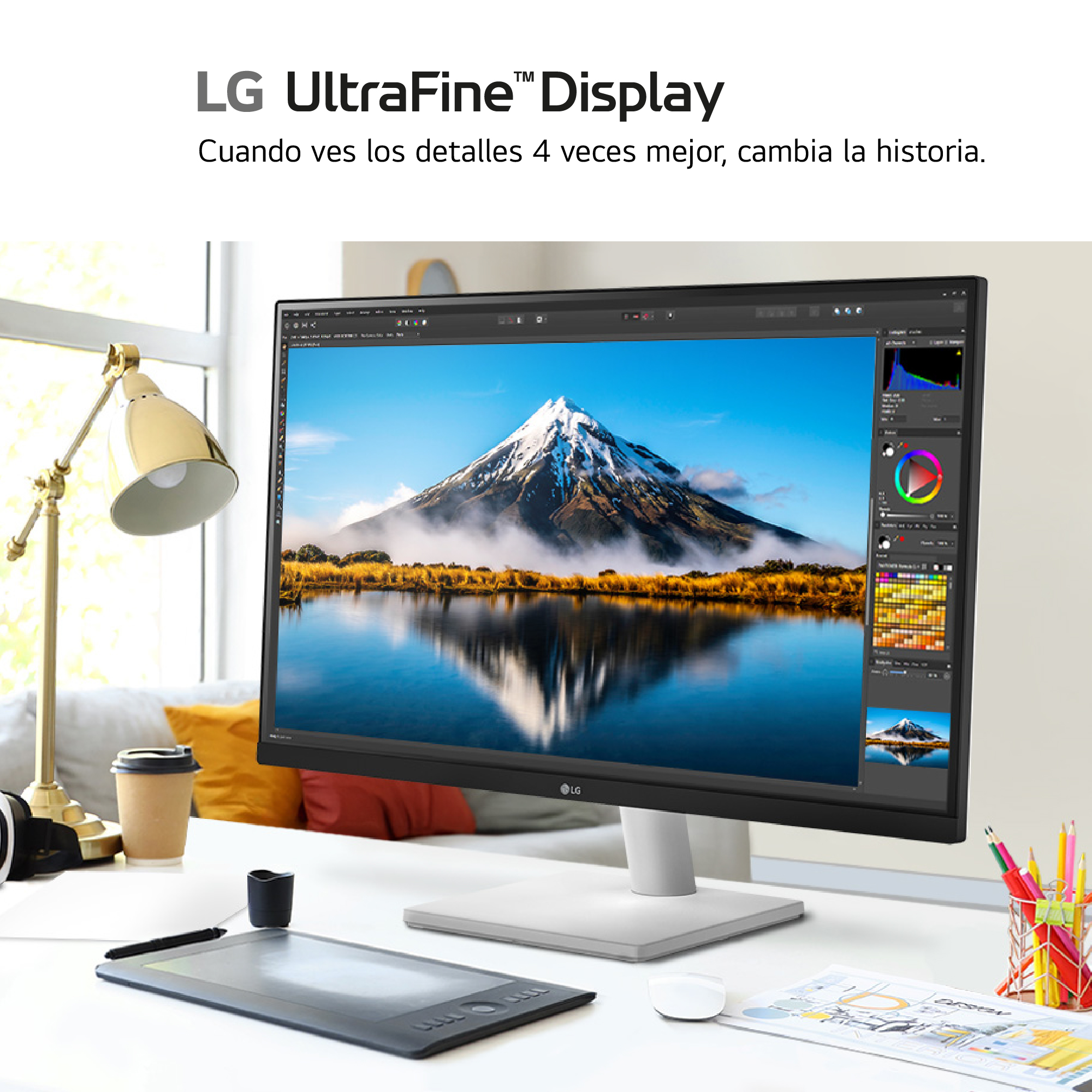 El monitor muestra una escena montañosa. Tiene un software de edición abierto. Un escritorio tiene un bolígrafo y café.
